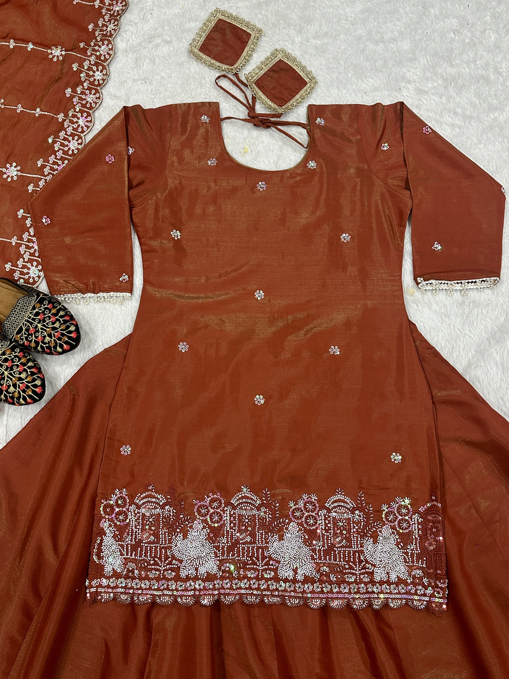 मल्टी नीडल एम्ब्रॉयडरी वर्क के साथ डिज़ाइनर पार्टी वियर टॉप लहंगा