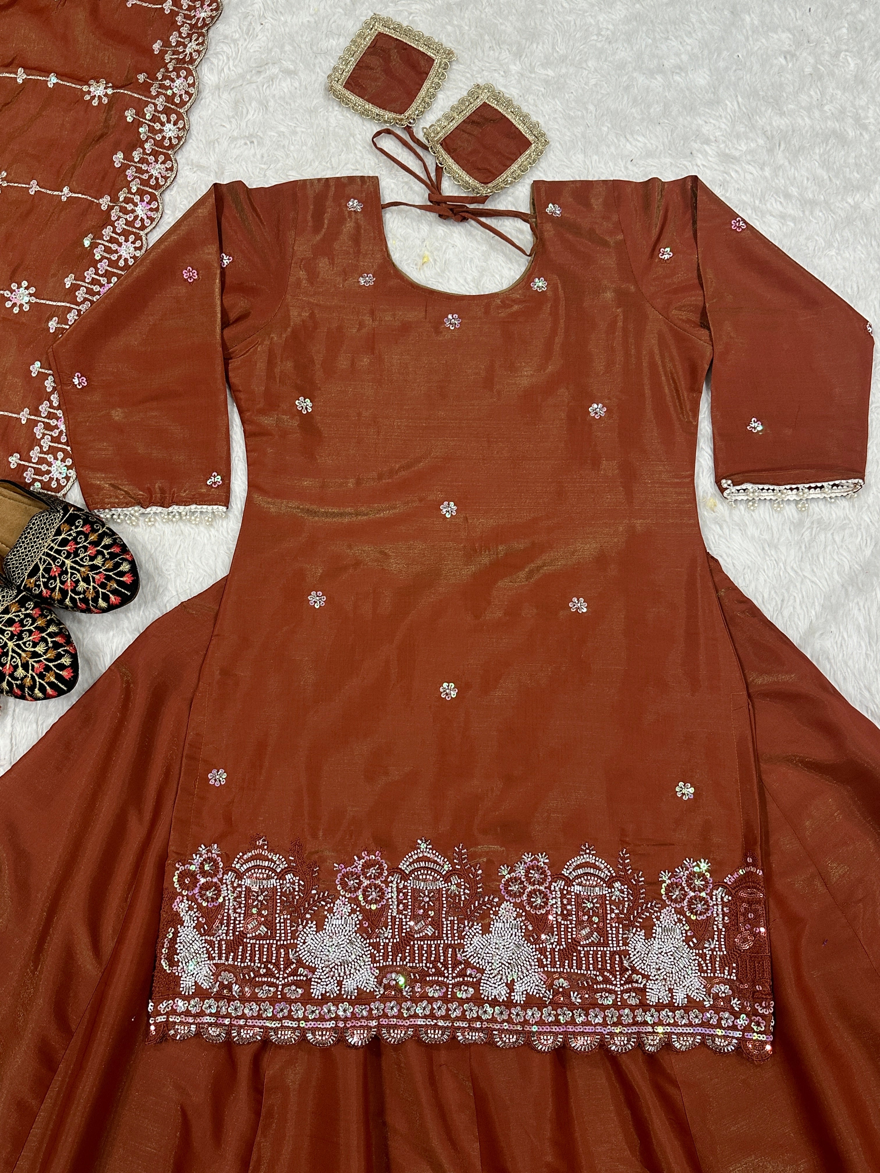 मल्टी नीडल एम्ब्रॉयडरी वर्क के साथ डिज़ाइनर पार्टी वियर टॉप लहंगा