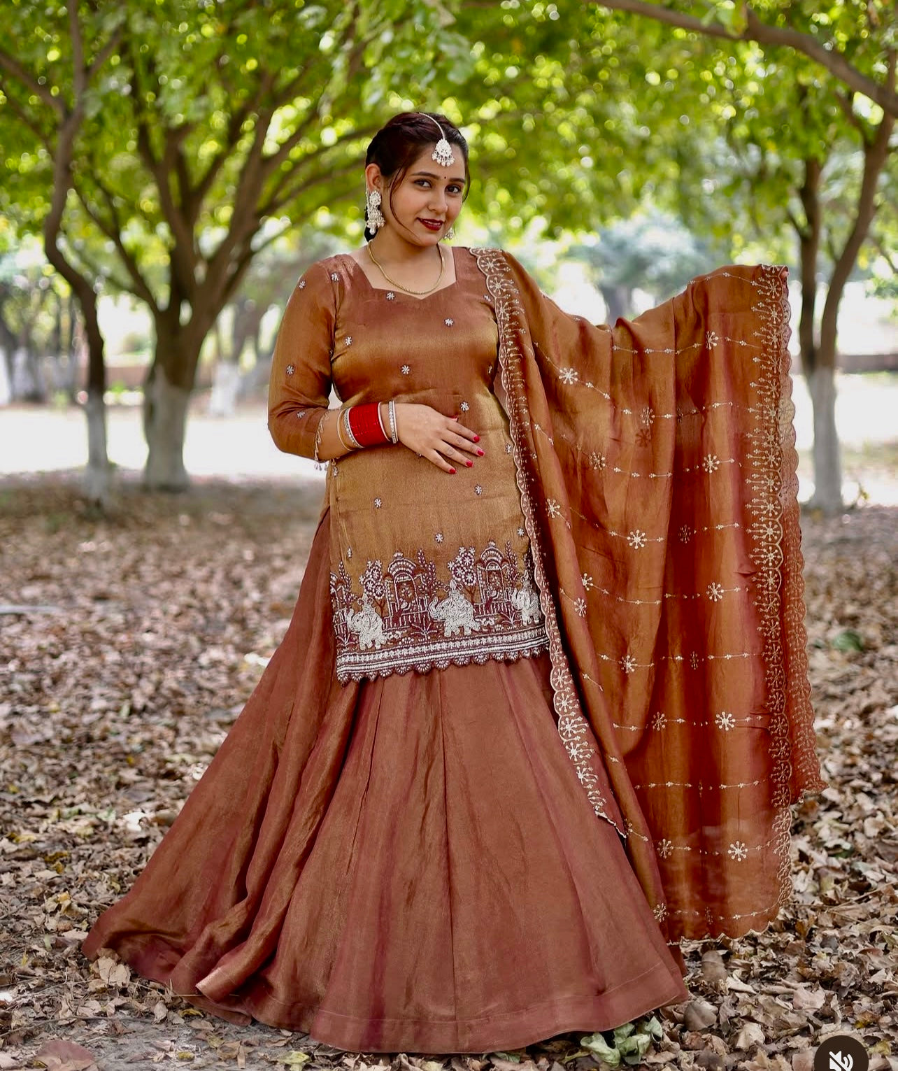 मल्टी नीडल एम्ब्रॉयडरी वर्क के साथ डिज़ाइनर पार्टी वियर टॉप लहंगा