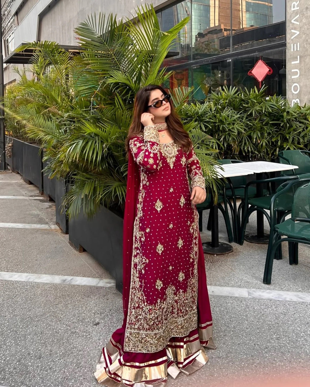 कढ़ाई अनुक्रम कार्य के साथ पार्टी वियर लुक सूट सेट