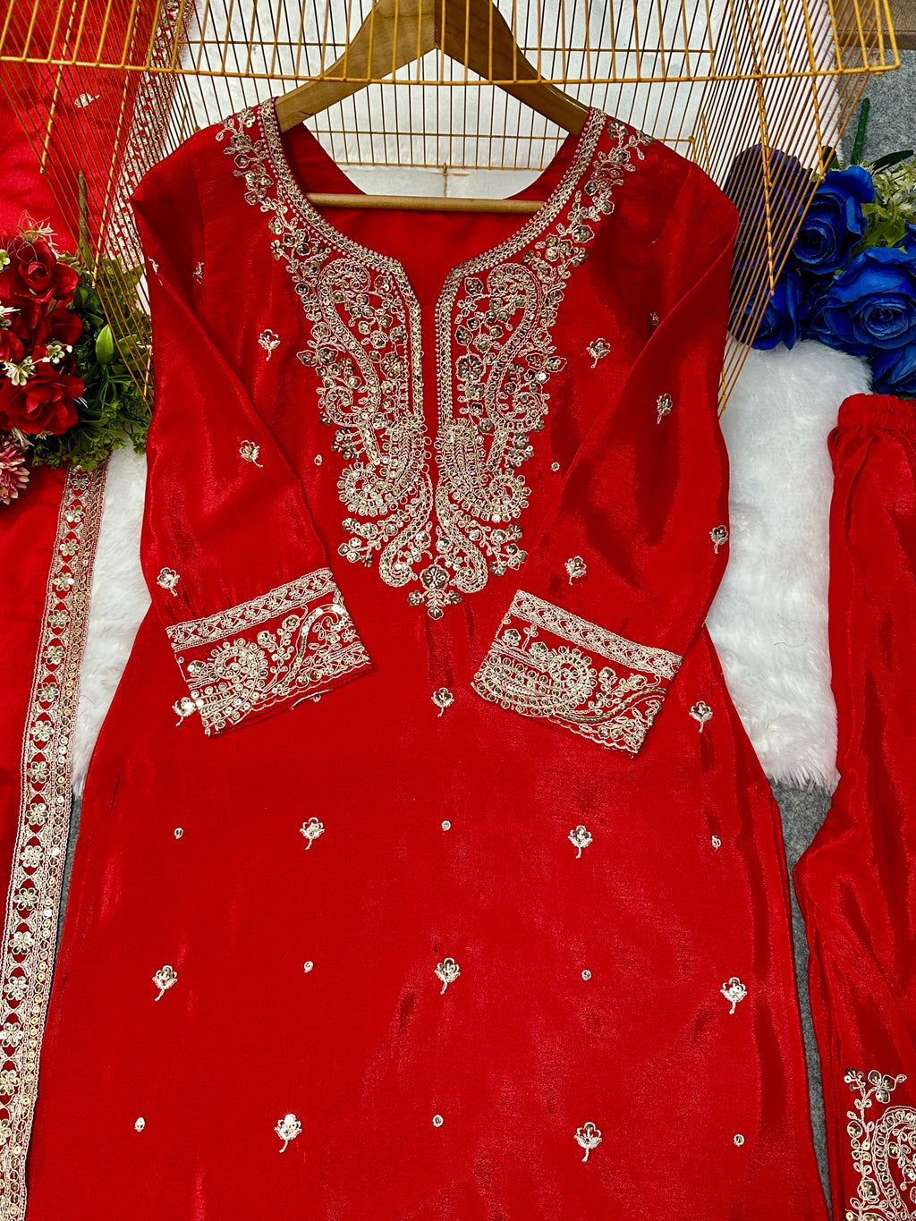 कढ़ाई वर्क के साथ पार्टी वियर टॉप सरारा और दुपट्टा