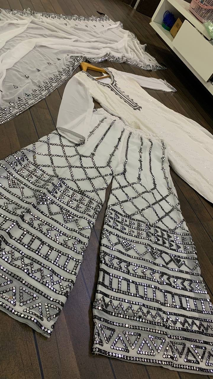 थ्रेड सीक्वेंस और पेपर वर्क के साथ पार्टी वियर सूट सेट