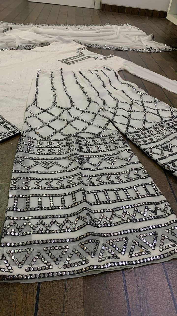 थ्रेड सीक्वेंस और पेपर वर्क के साथ पार्टी वियर सूट सेट