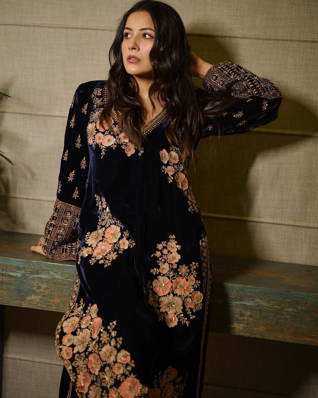 डिज़ाइनर लुक टॉप-दुपट्टा बॉटम हैवी एम्ब्रॉयडरी सीक्वेंस वर्क के साथ