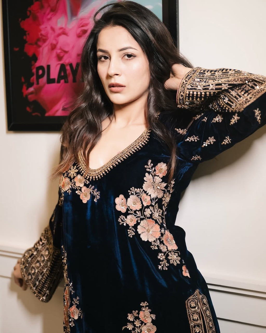 डिज़ाइनर लुक टॉप-दुपट्टा बॉटम हैवी एम्ब्रॉयडरी सीक्वेंस वर्क के साथ