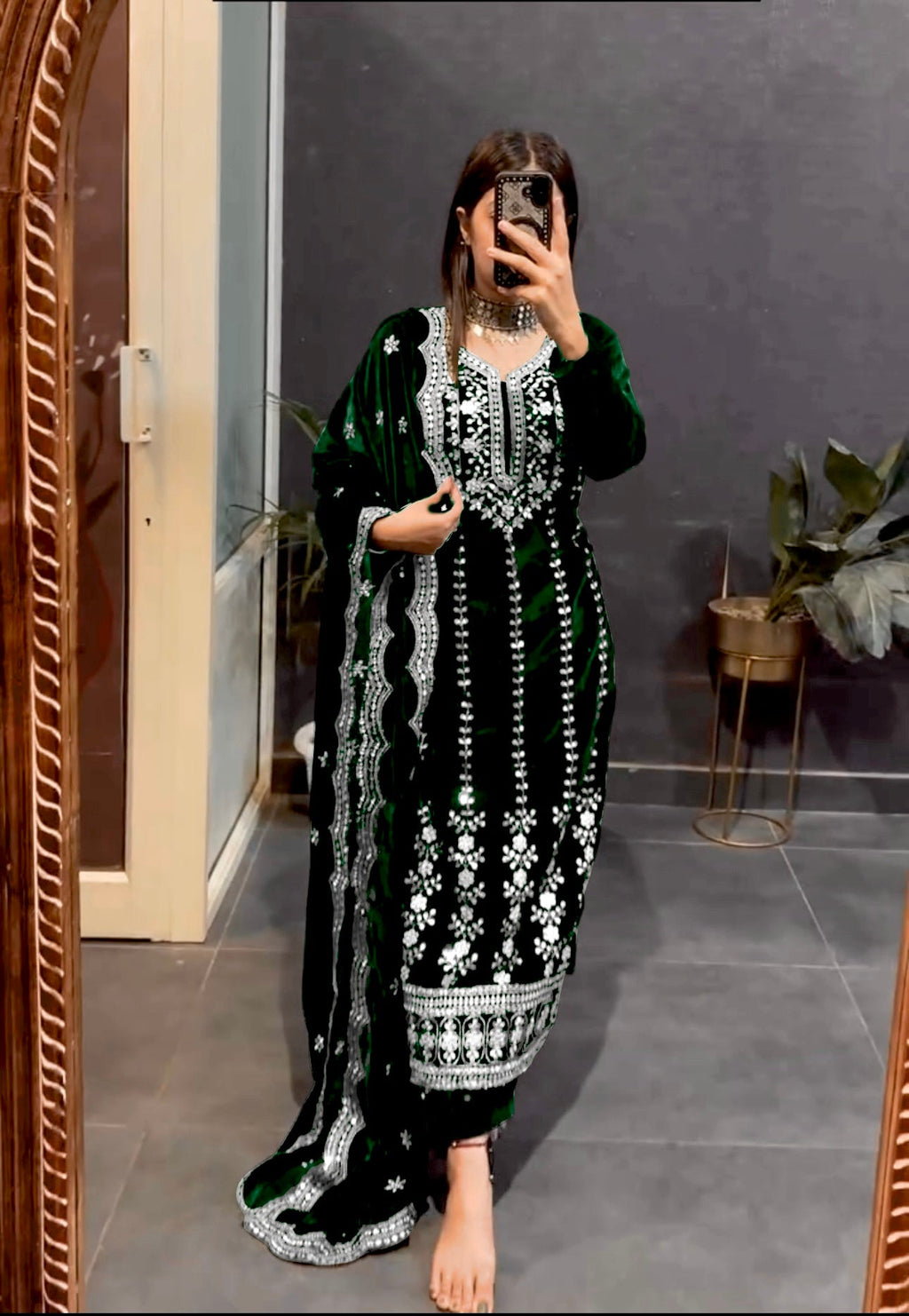 पार्टी वियर डिज़ाइनर टॉप - कढ़ाई सीक्वेंस वर्क के साथ पेंट और दुपट्टा