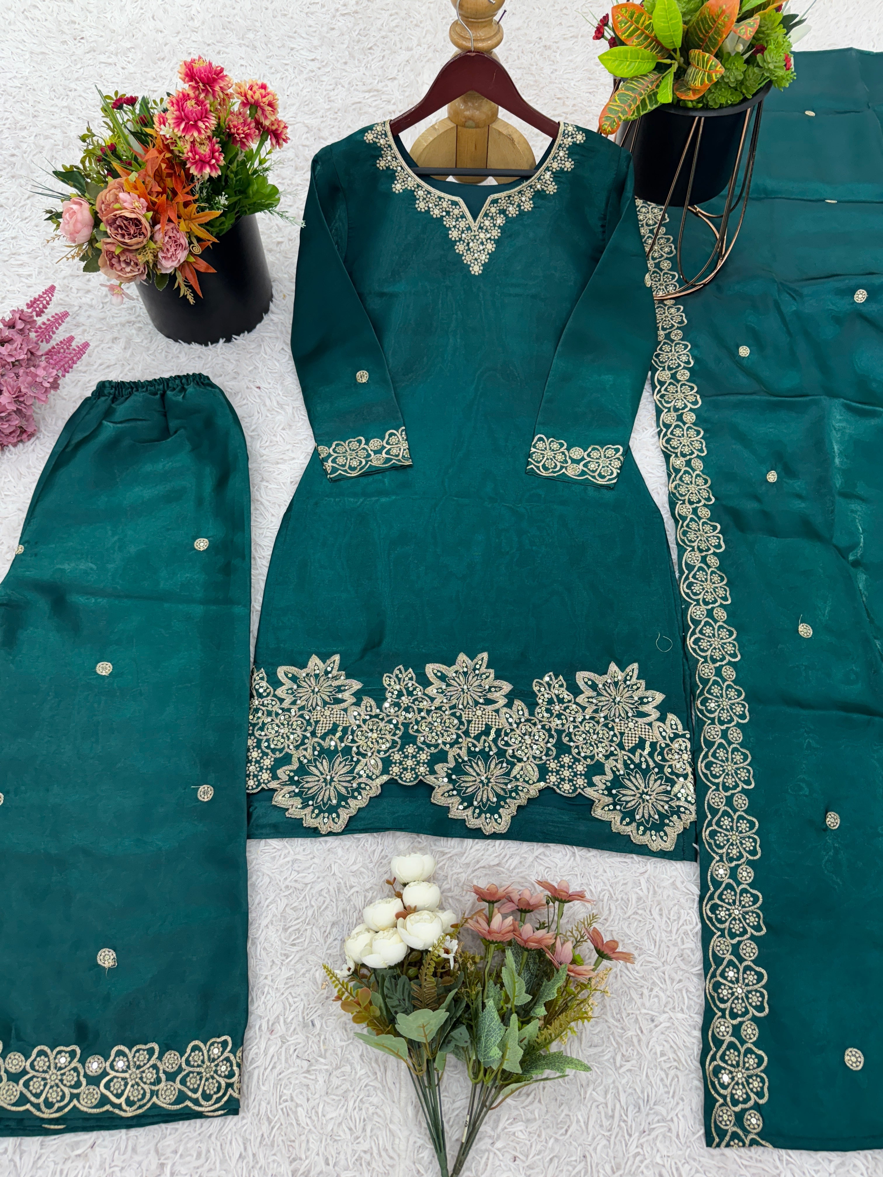 पार्टी वियर टॉप-बॉटम और दुपट्टा कढ़ाई सीक्वेंस वर्क के साथ