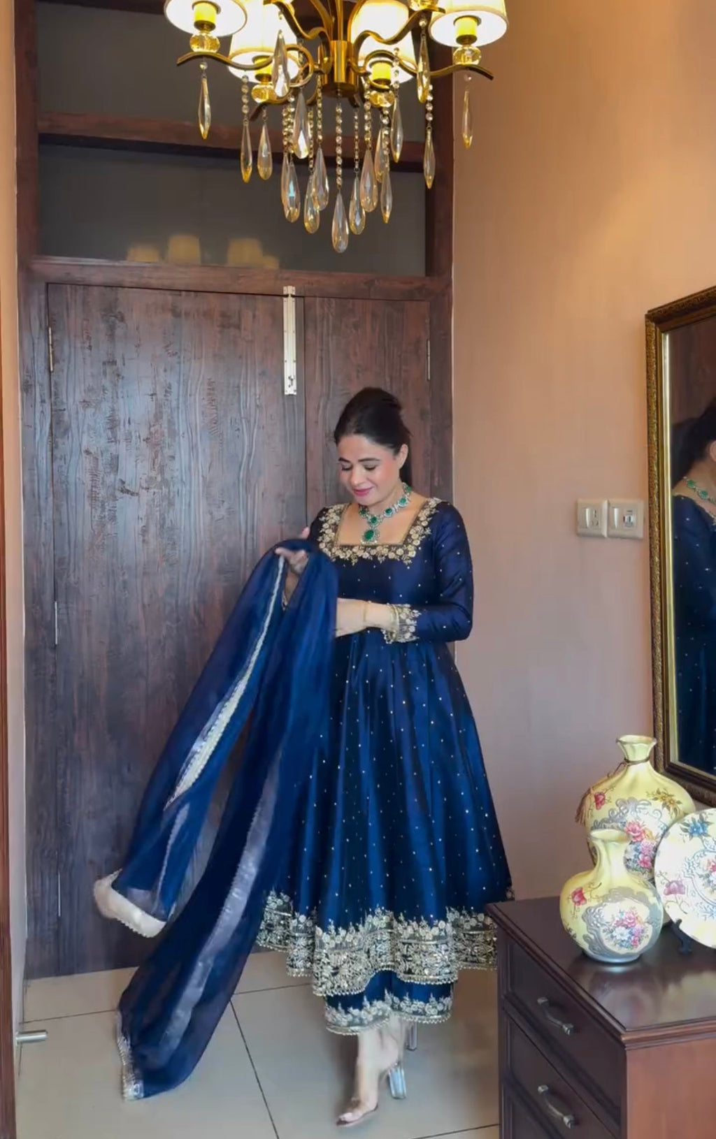 पार्टी वियर लुक शुद्ध विचित्रा सिल्क अनारकली गाउन, दुपट्टा और पेंट प्लाज़ो सेट