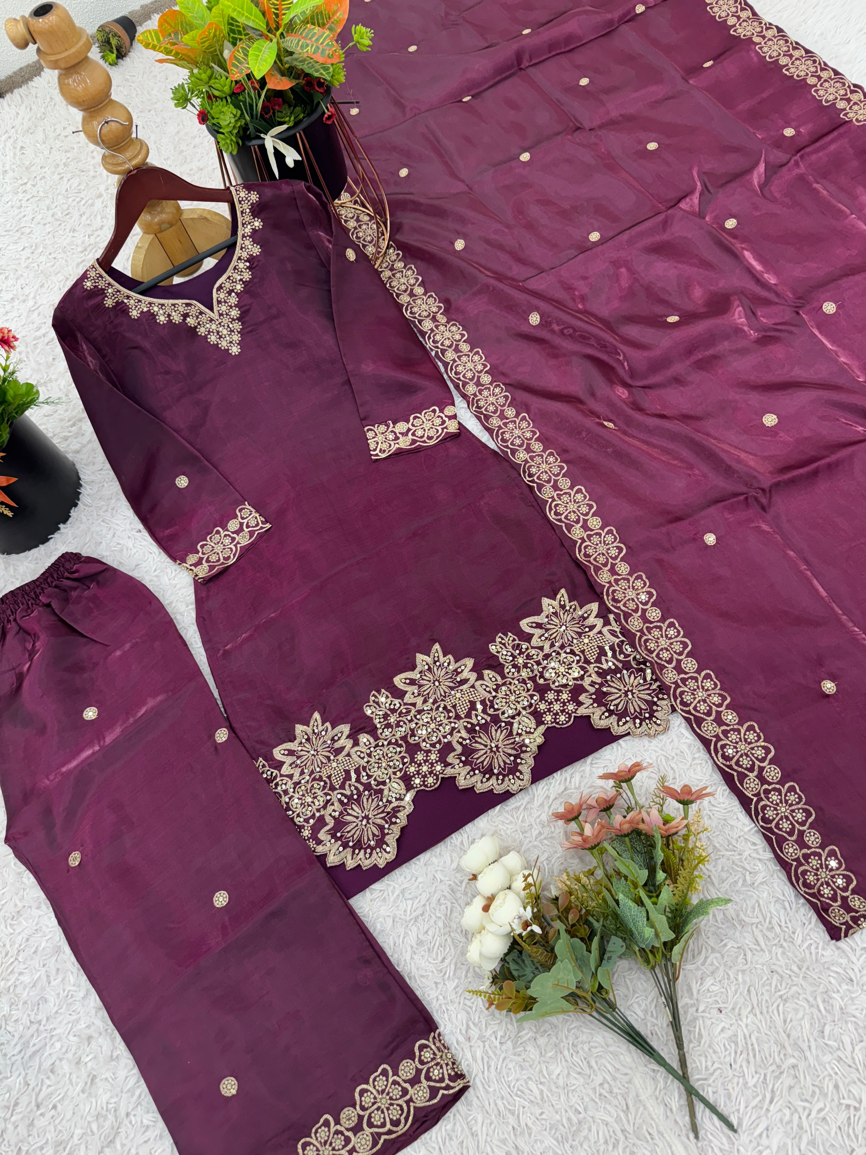 पार्टी वियर टॉप-बॉटम और दुपट्टा कढ़ाई सीक्वेंस वर्क के साथ