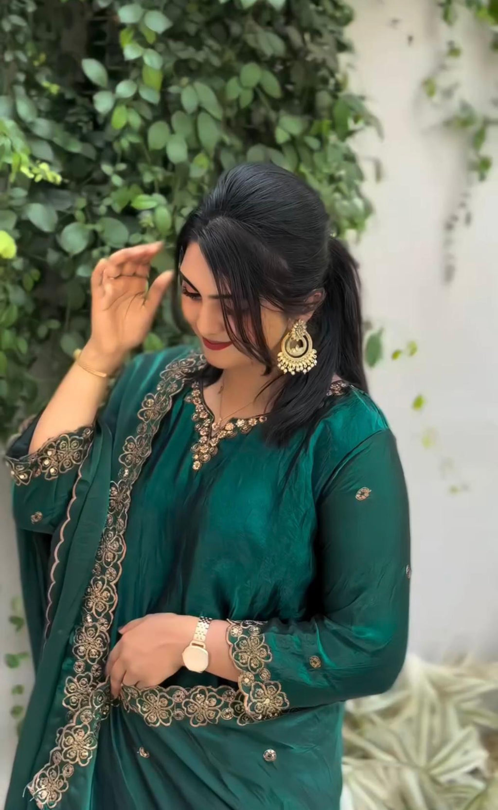 पार्टी वियर टॉप-बॉटम और दुपट्टा कढ़ाई सीक्वेंस वर्क के साथ