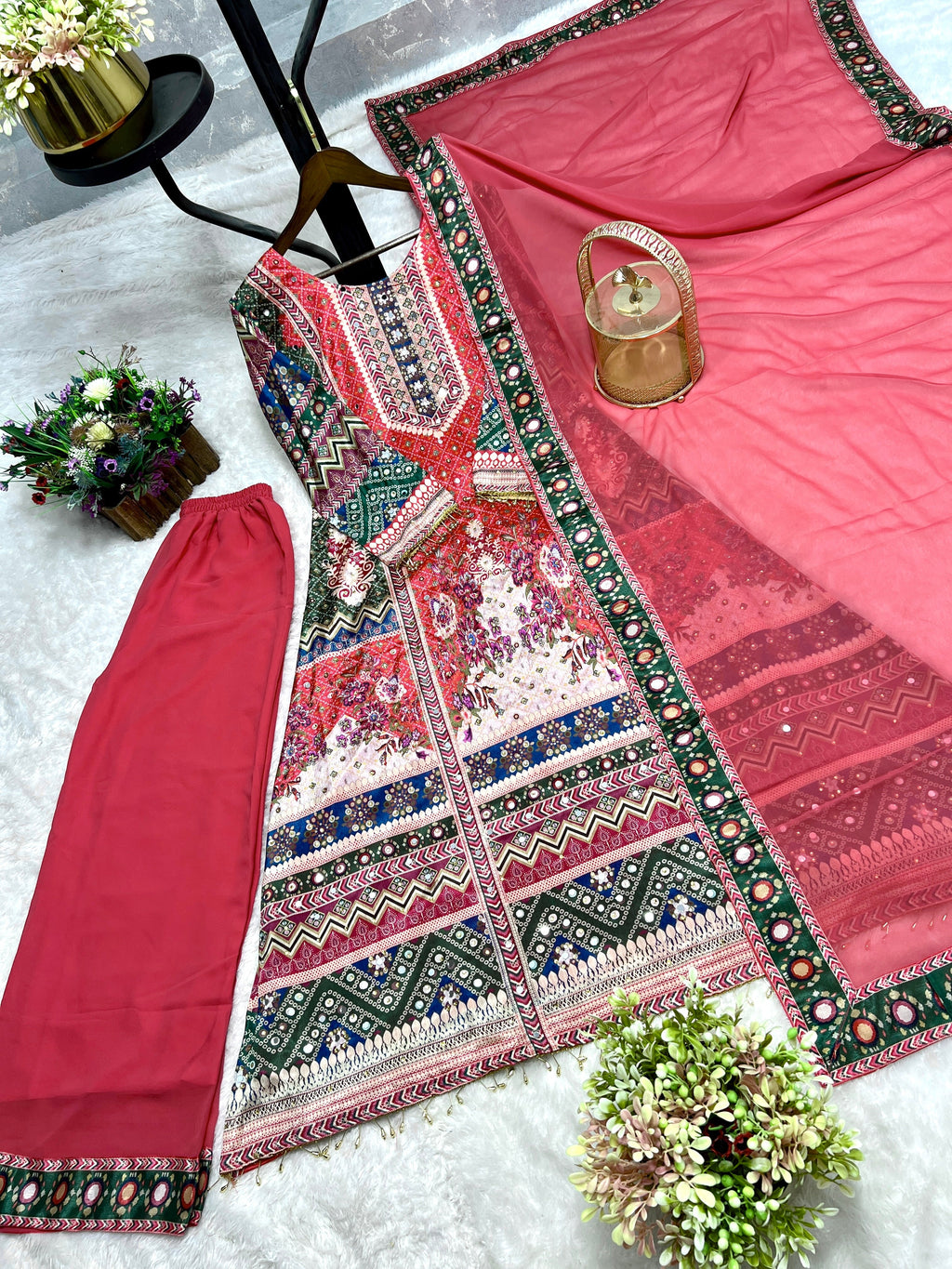 पार्टी वियर खूबसूरत टॉप-बॉटम और दुपट्टा