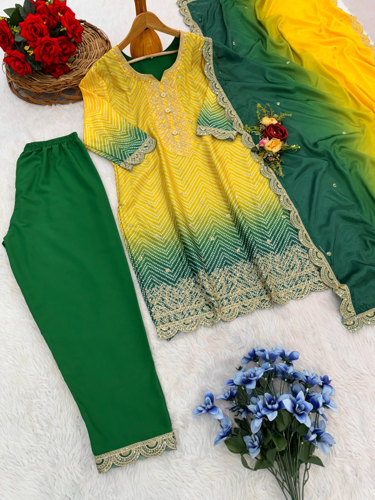 सीक्वेंस एम्ब्रॉयडरी वर्क के साथ पार्टी वियर सूट सेट