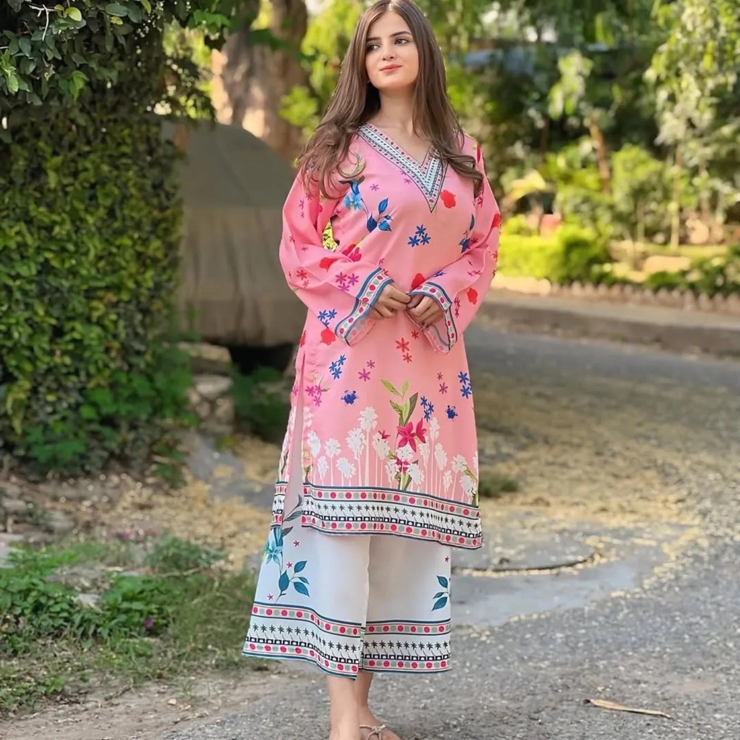 सुंदर डिजिटल प्रिंट के साथ फैंसी स्टाइल को-ऑर्ड सेट