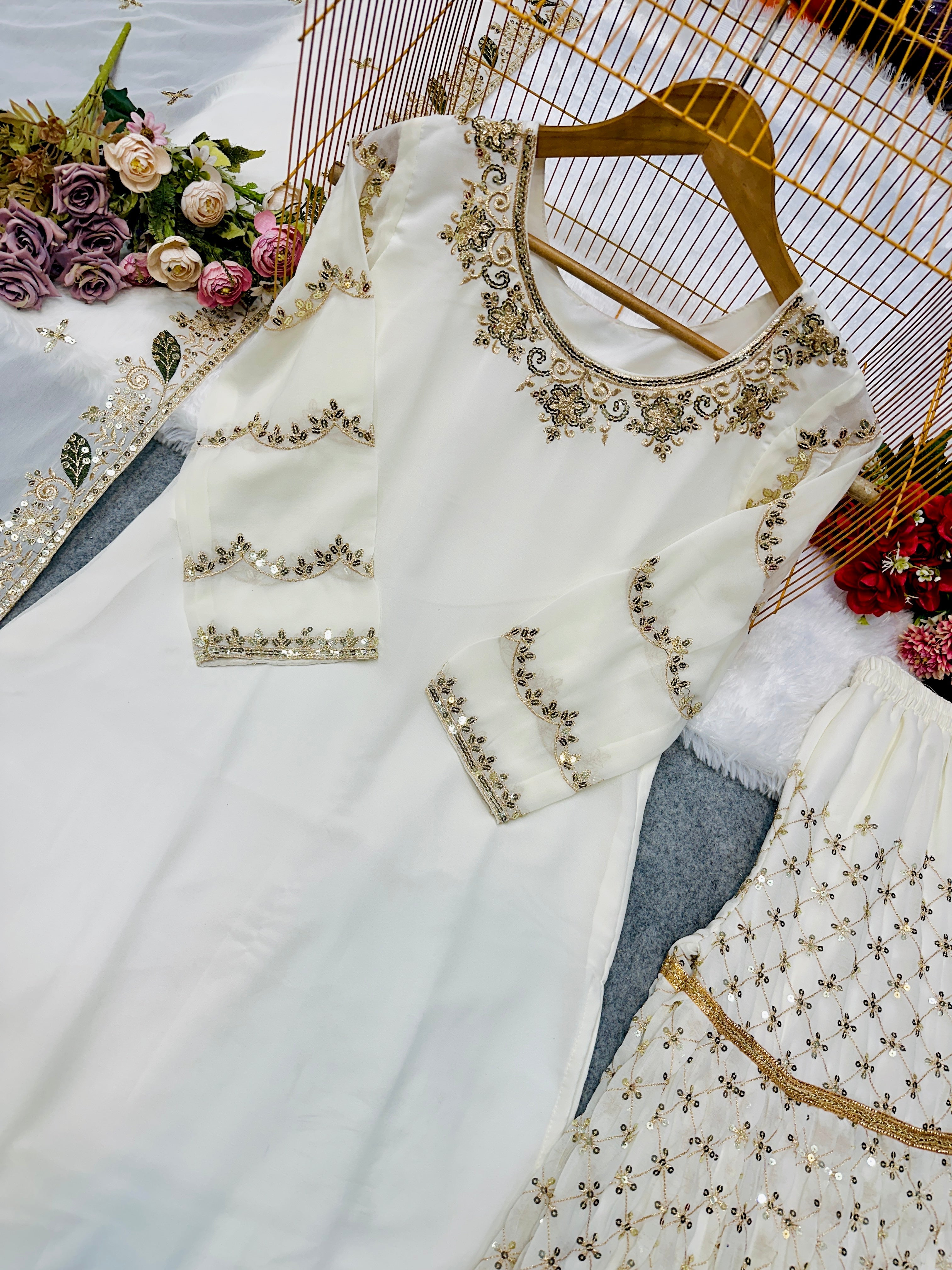 पार्टी वियर खूबसूरत टॉप और शरारा फैंसी दुपट्टे के साथ