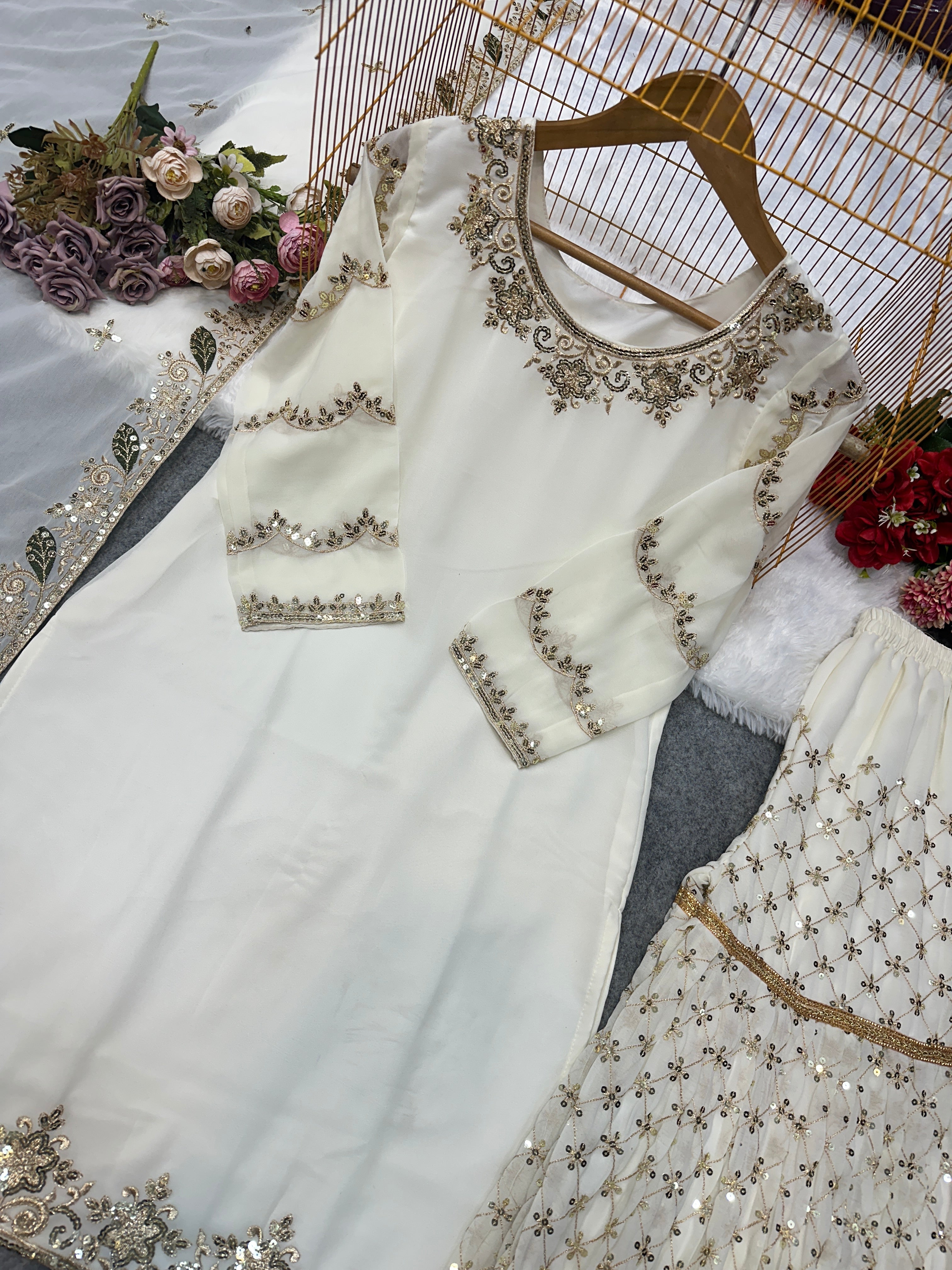 पार्टी वियर खूबसूरत टॉप और शरारा फैंसी दुपट्टे के साथ