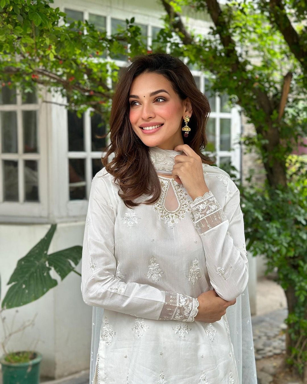 डिज़ाइनर टॉप - कढ़ाई और सेक्विन वर्क के साथ दुपट्टे के साथ शरारा