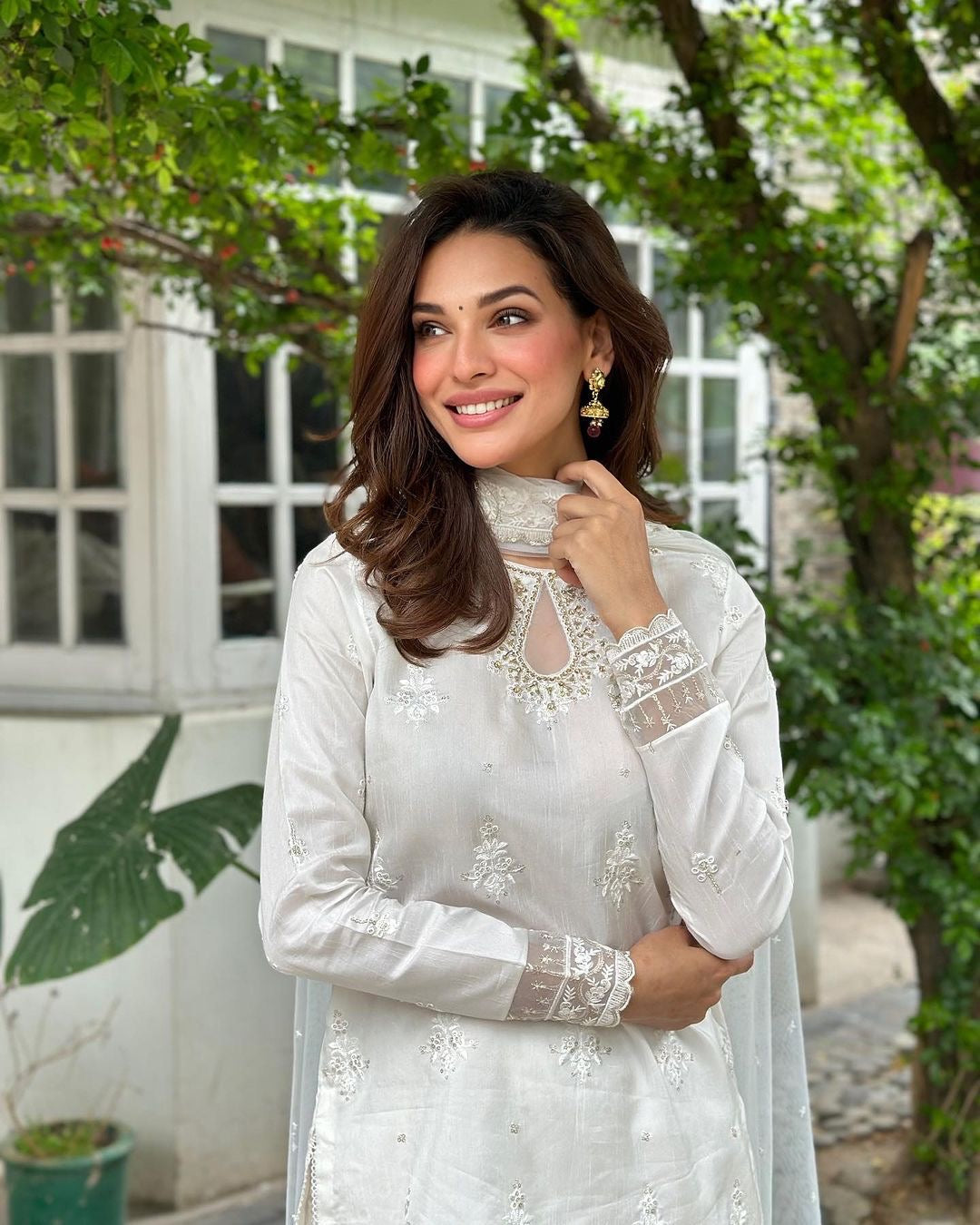 डिज़ाइनर टॉप - कढ़ाई और सेक्विन वर्क के साथ दुपट्टे के साथ शरारा