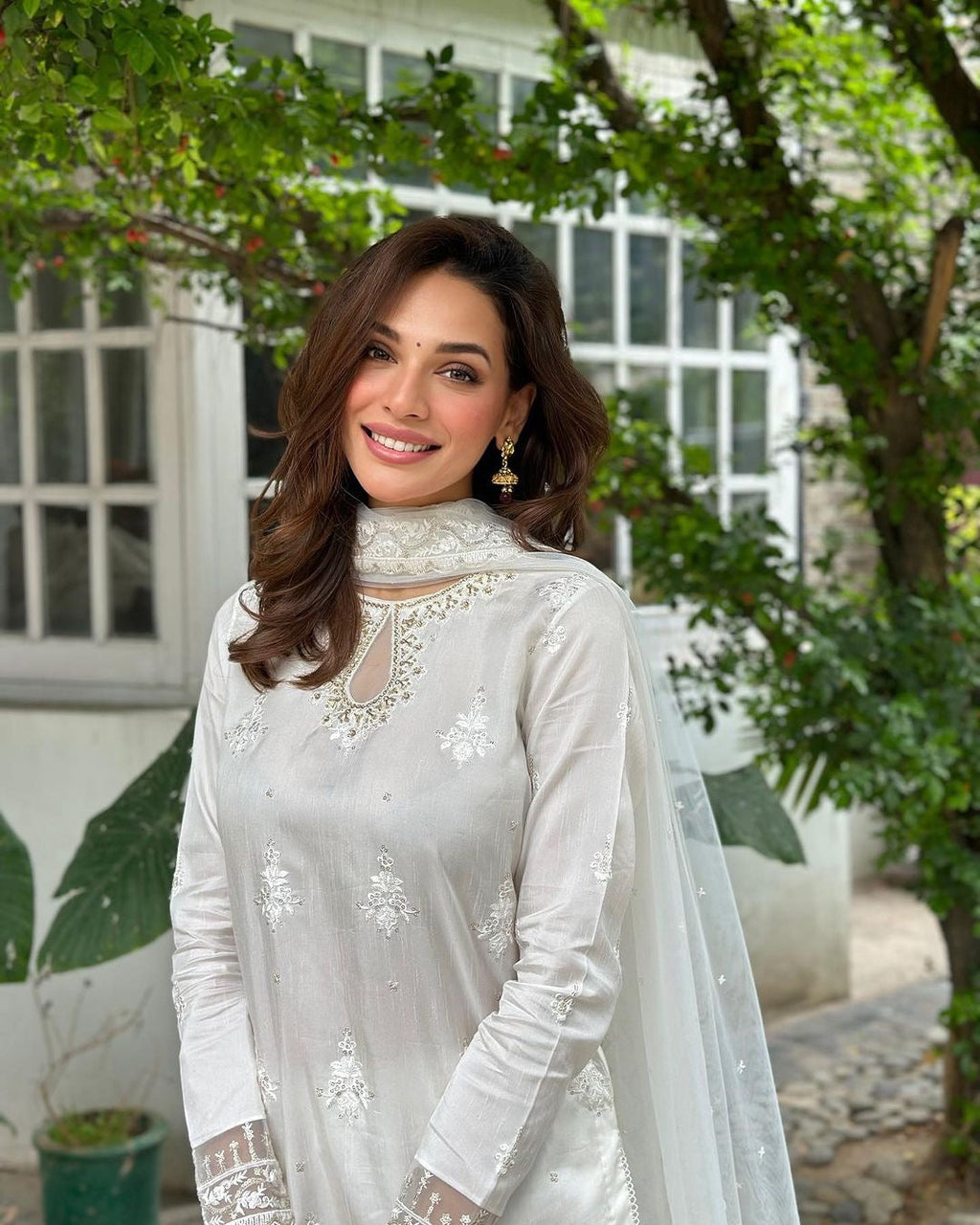 डिज़ाइनर टॉप - कढ़ाई और सेक्विन वर्क के साथ दुपट्टे के साथ शरारा