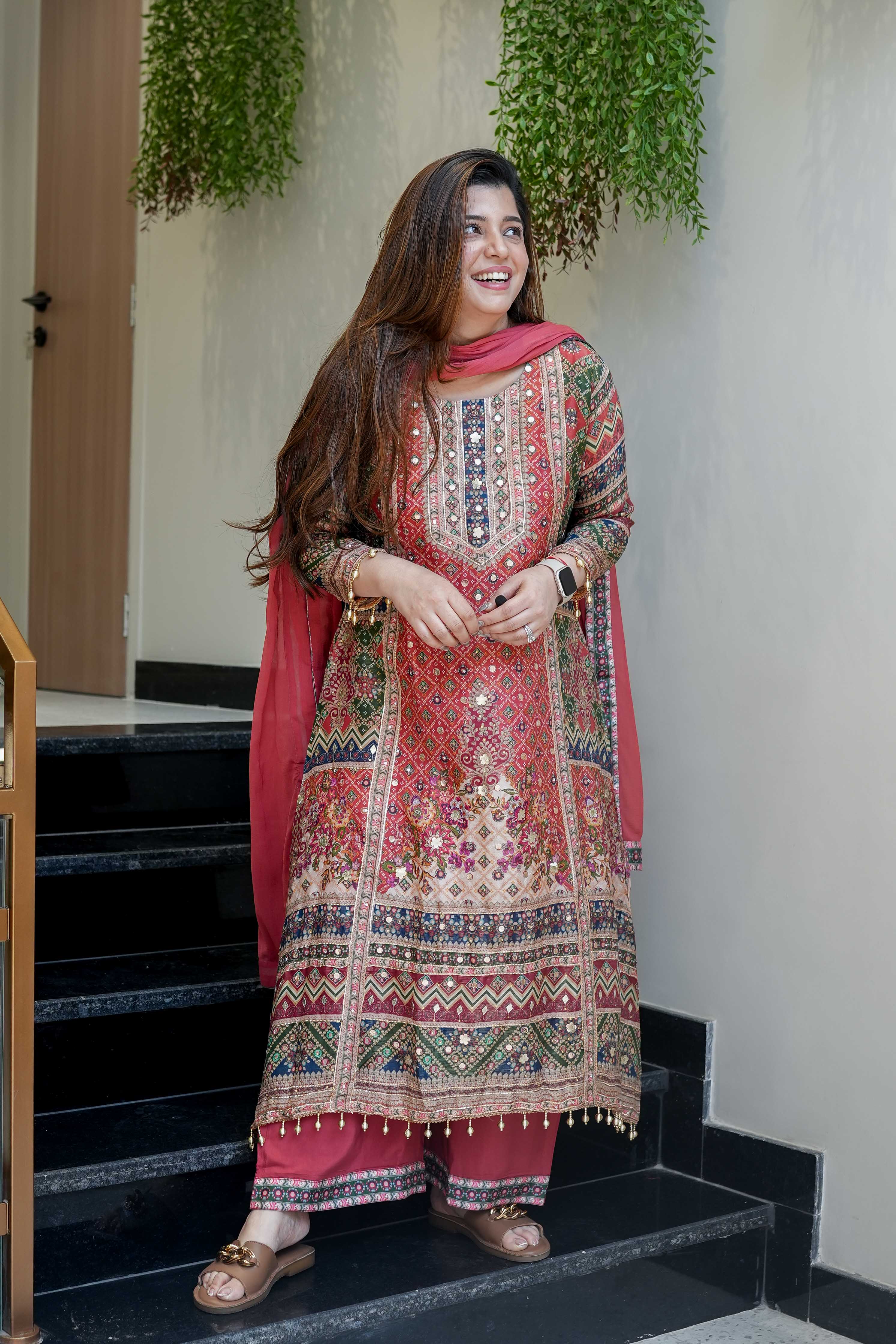 पार्टी वियर खूबसूरत टॉप-बॉटम और दुपट्टा