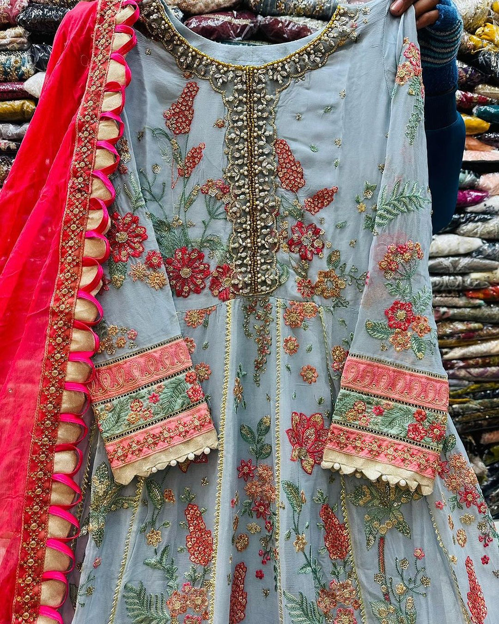 सीक्वेंस वर्क वाला डिज़ाइनर पार्टी वियर सूट सेट