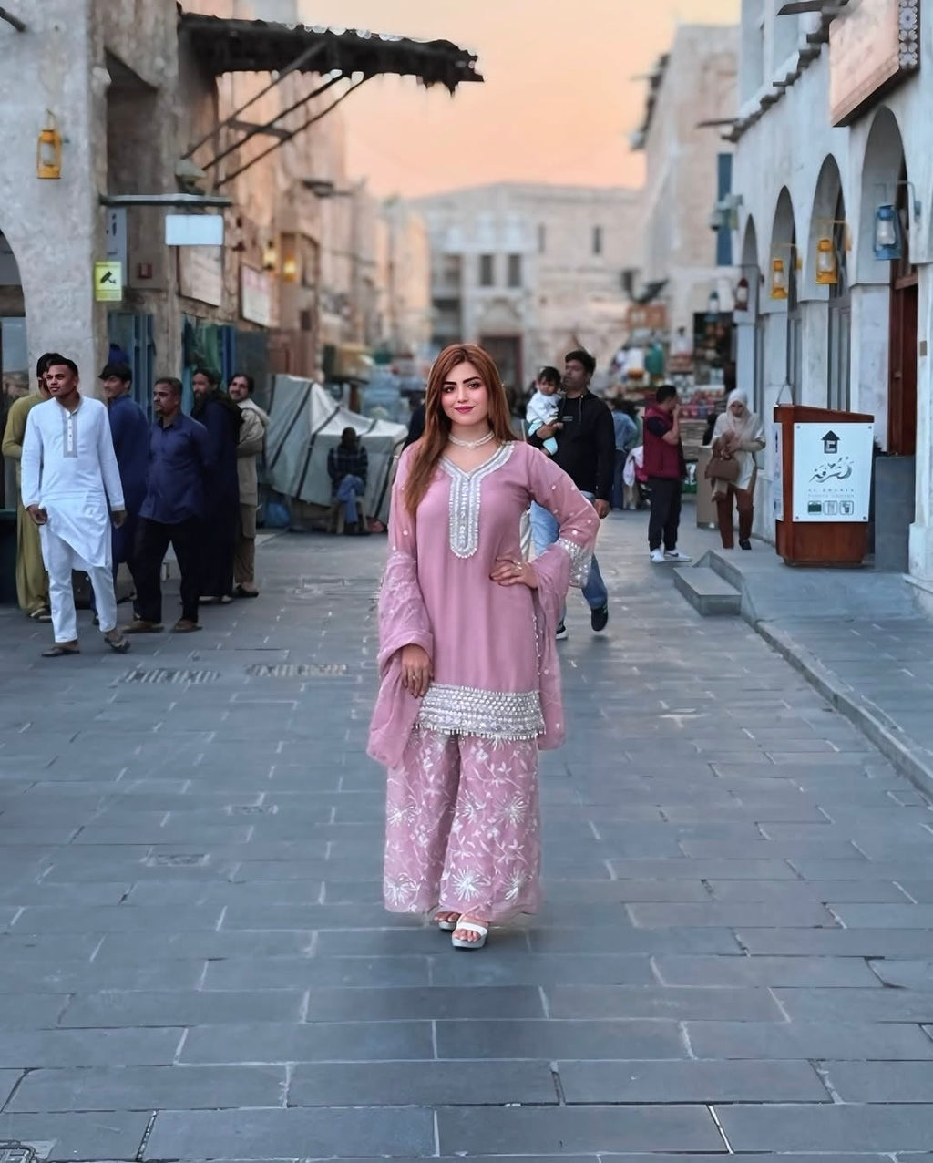 कढ़ाई सीक्वेंस वर्क के साथ डिज़ाइनर टॉप-प्लाज़ो और दुपट्टा