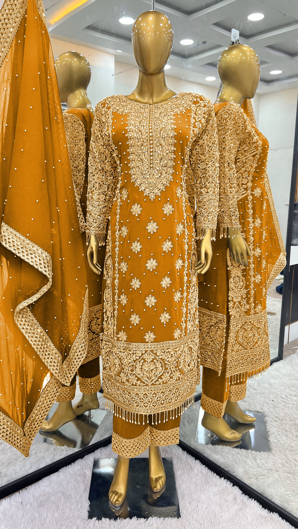 कढ़ाई अनुक्रम कार्य के साथ डिजाइनर टॉप-बॉटम और दुपट्टा