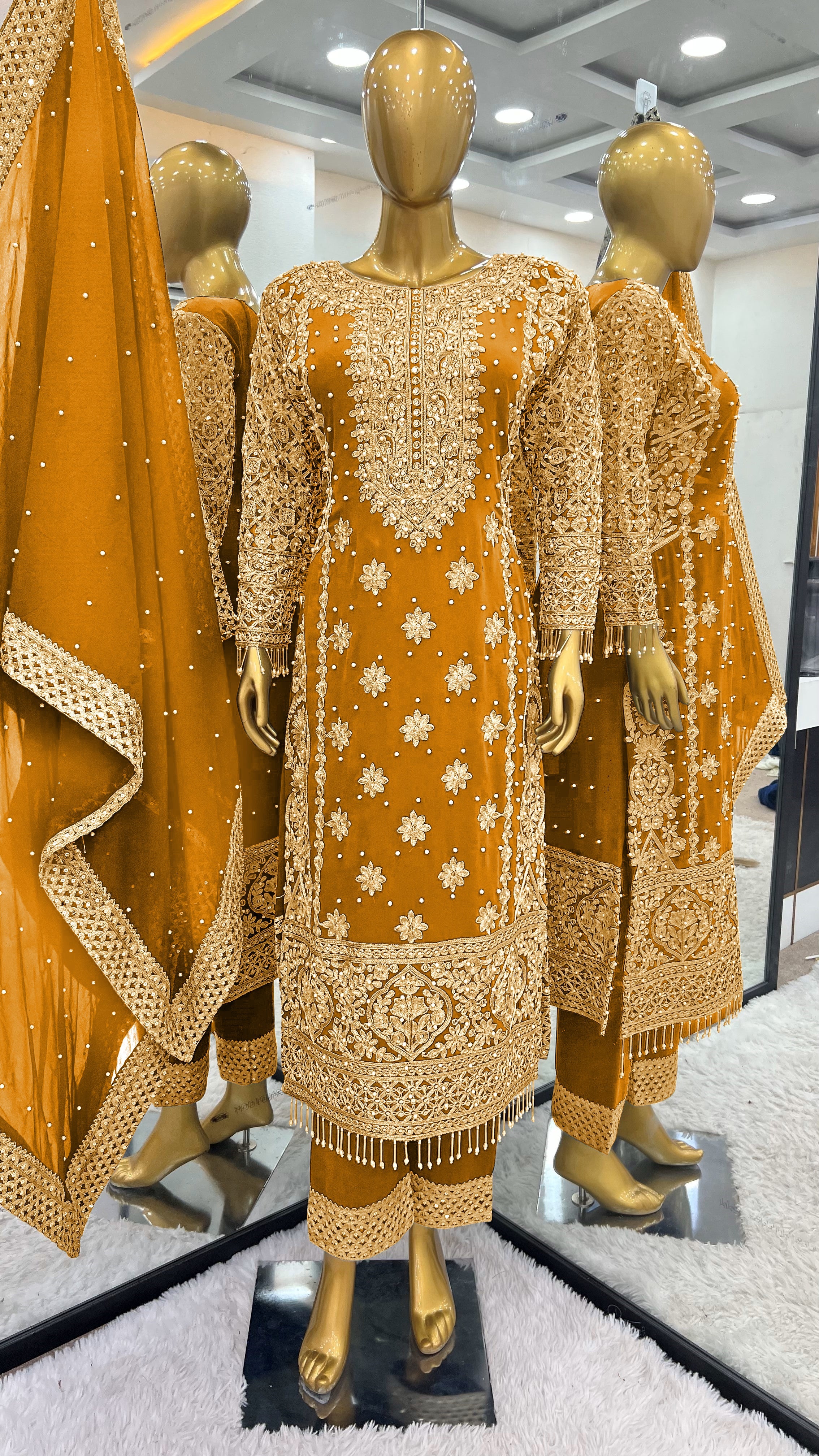 कढ़ाई अनुक्रम कार्य के साथ डिजाइनर टॉप-बॉटम और दुपट्टा