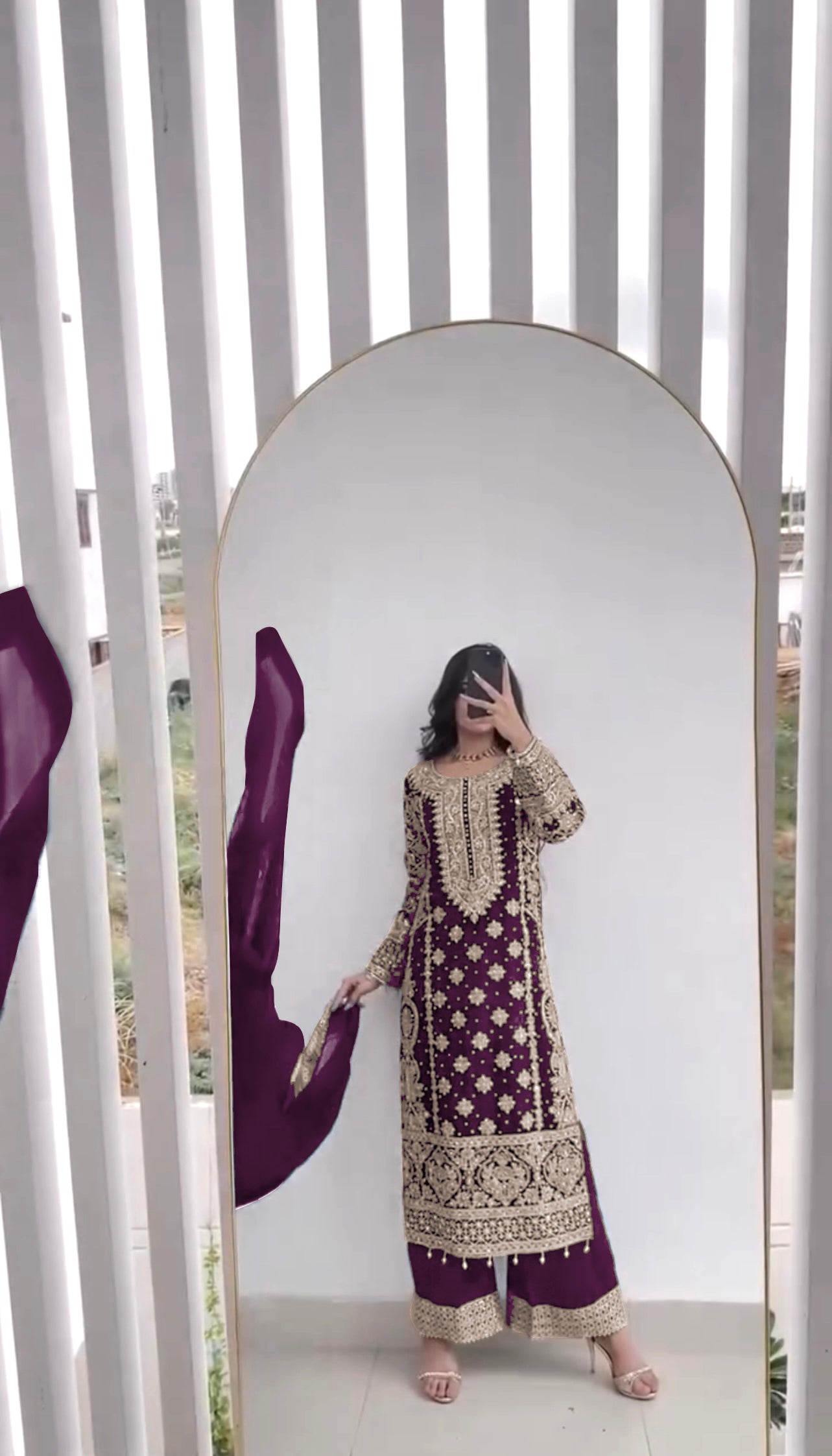 कढ़ाई अनुक्रम कार्य के साथ डिजाइनर टॉप-बॉटम और दुपट्टा