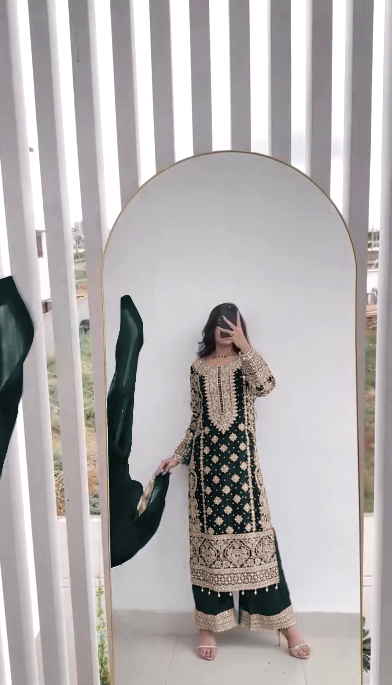 कढ़ाई अनुक्रम कार्य के साथ डिजाइनर टॉप-बॉटम और दुपट्टा