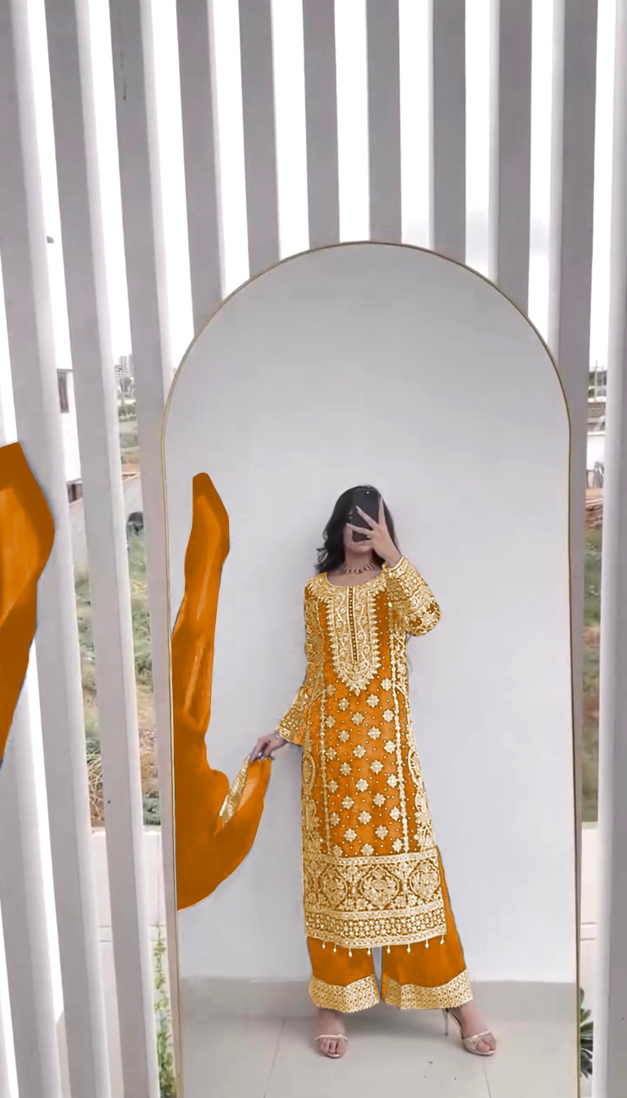 कढ़ाई अनुक्रम कार्य के साथ डिजाइनर टॉप-बॉटम और दुपट्टा