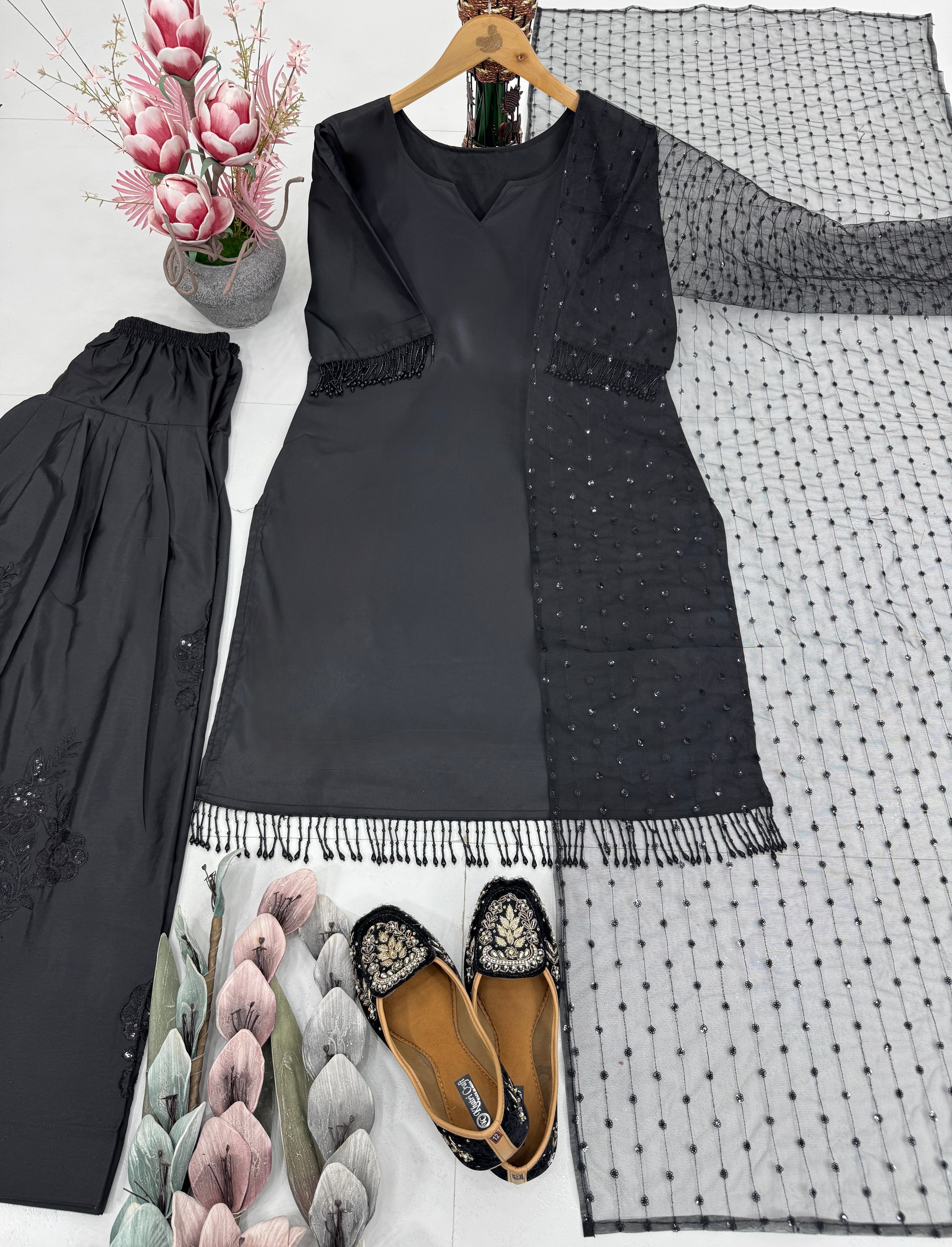 पार्टी वियर लुक: दुपट्टे के साथ टॉप और बॉटम में खूबसूरत दिखें