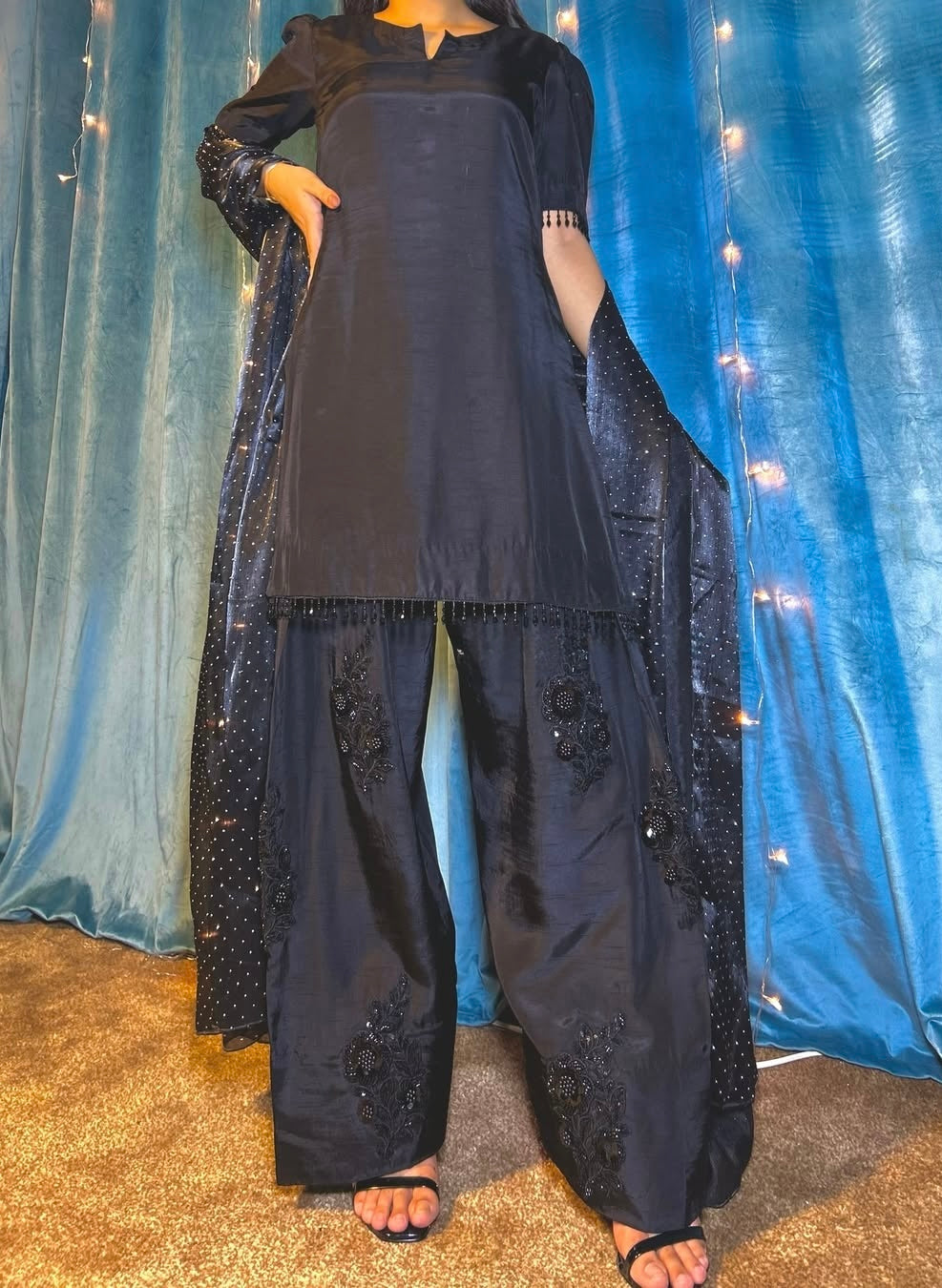 पार्टी वियर लुक: दुपट्टे के साथ टॉप और बॉटम में खूबसूरत दिखें