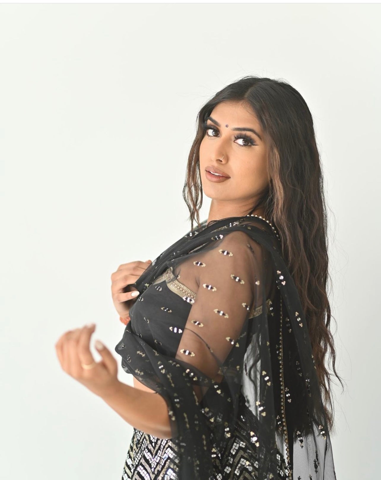 सीक्वेंस और ज़री वर्क के साथ पार्टी वियर खूबसूरत लहंगा चोली