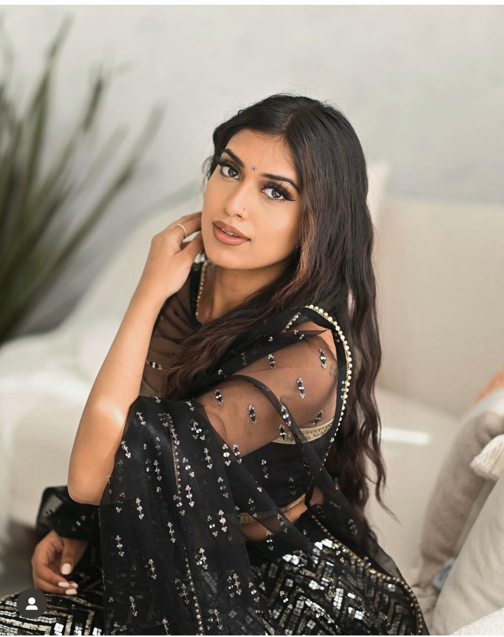 सीक्वेंस और ज़री वर्क के साथ पार्टी वियर खूबसूरत लहंगा चोली