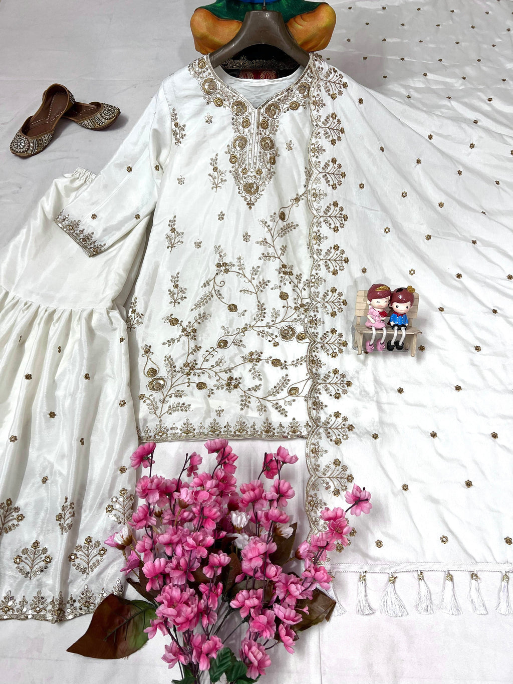 ज़री और सेक्विन कढ़ाई के काम के साथ पार्टी वियर लुक सूट सेट