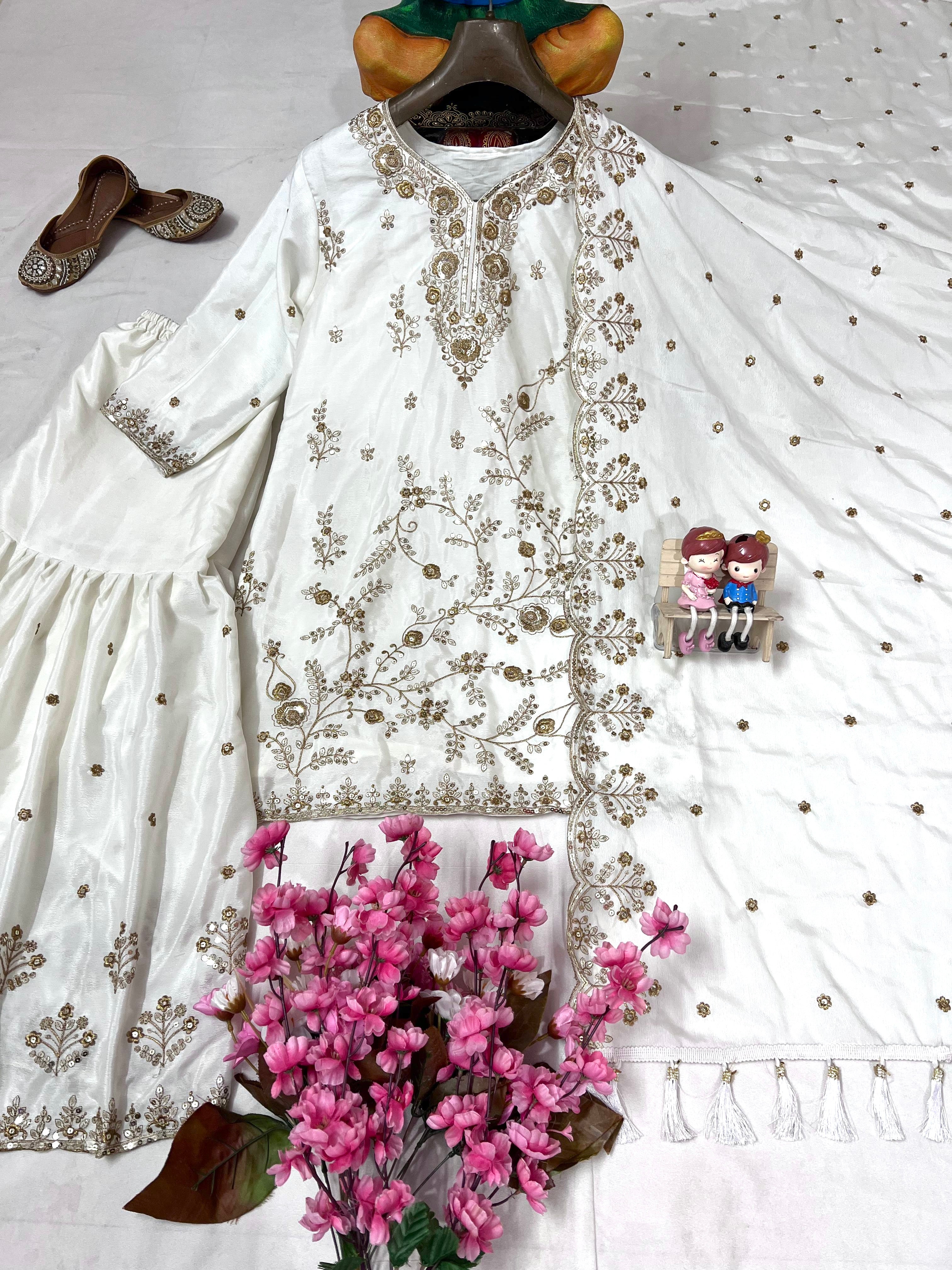 ज़री और सेक्विन कढ़ाई के काम के साथ पार्टी वियर लुक सूट सेट