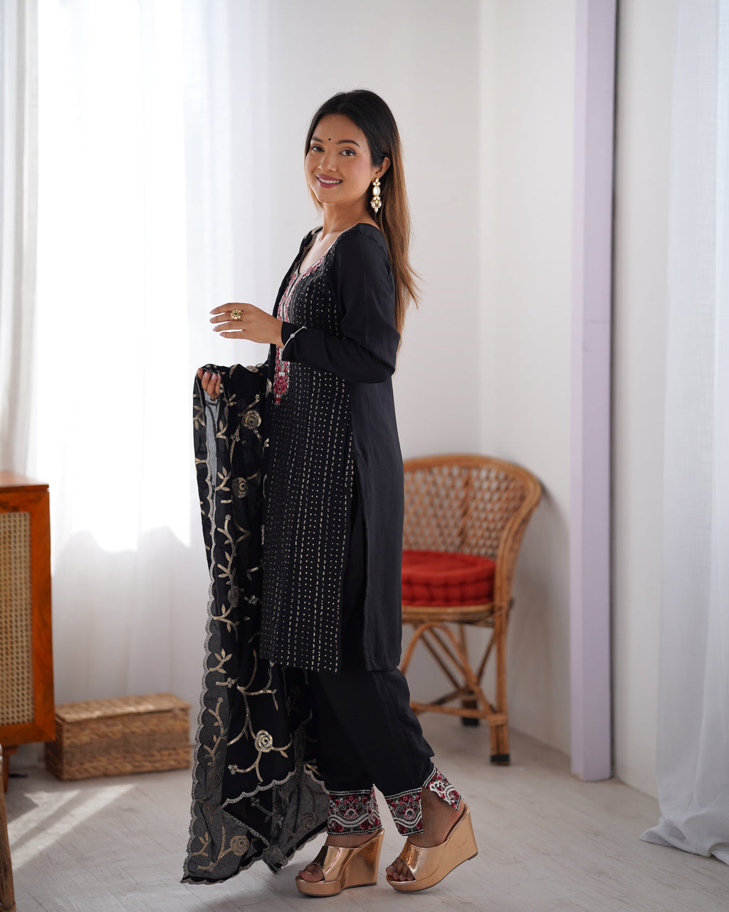 पार्टी वियर सुंदर सूट सेट धागे और सीक्वेंस वर्क के साथ