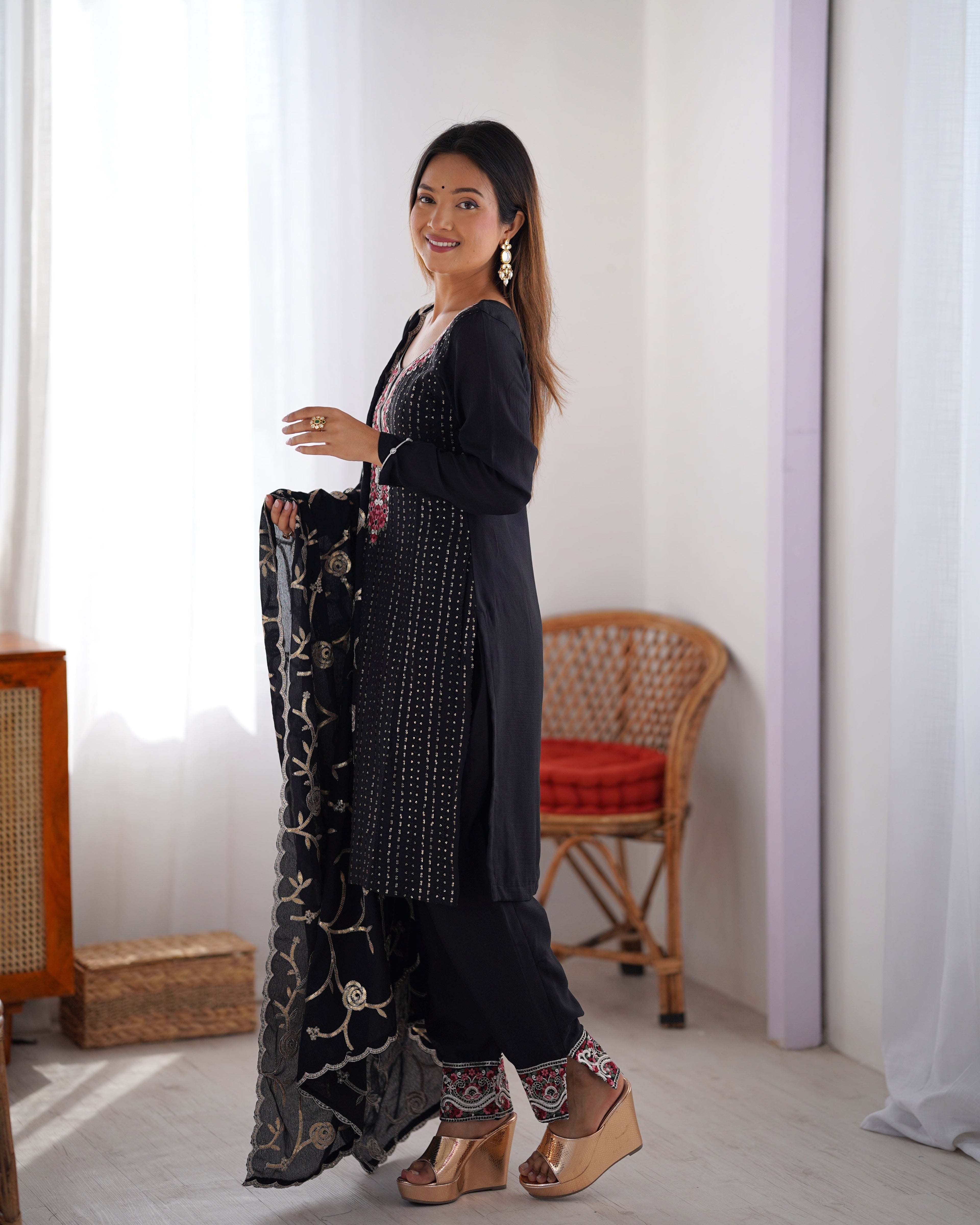 पार्टी वियर सुंदर सूट सेट धागे और सीक्वेंस वर्क के साथ