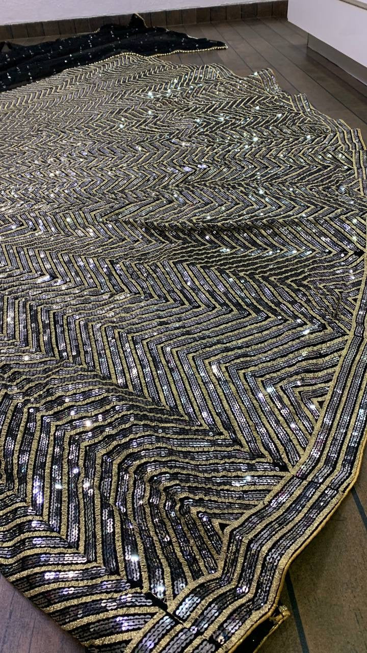 सीक्वेंस और ज़री वर्क के साथ पार्टी वियर खूबसूरत लहंगा चोली