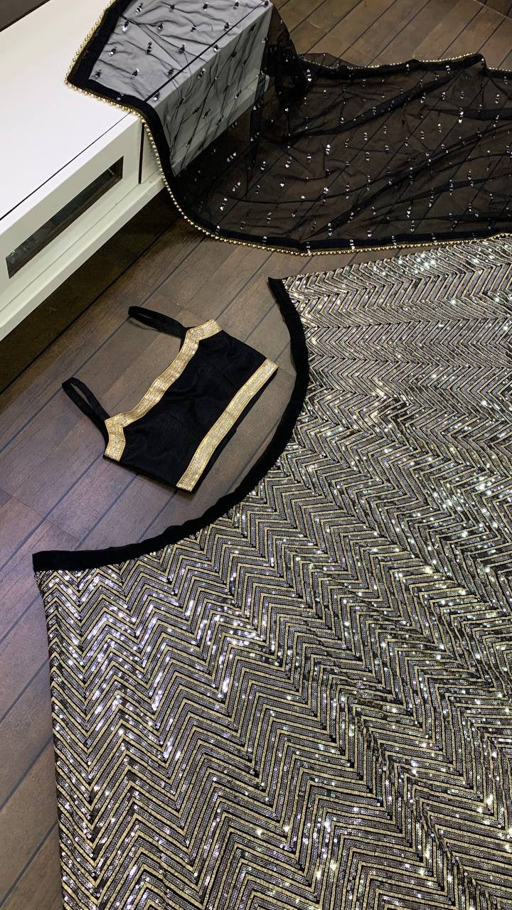 सीक्वेंस और ज़री वर्क के साथ पार्टी वियर खूबसूरत लहंगा चोली