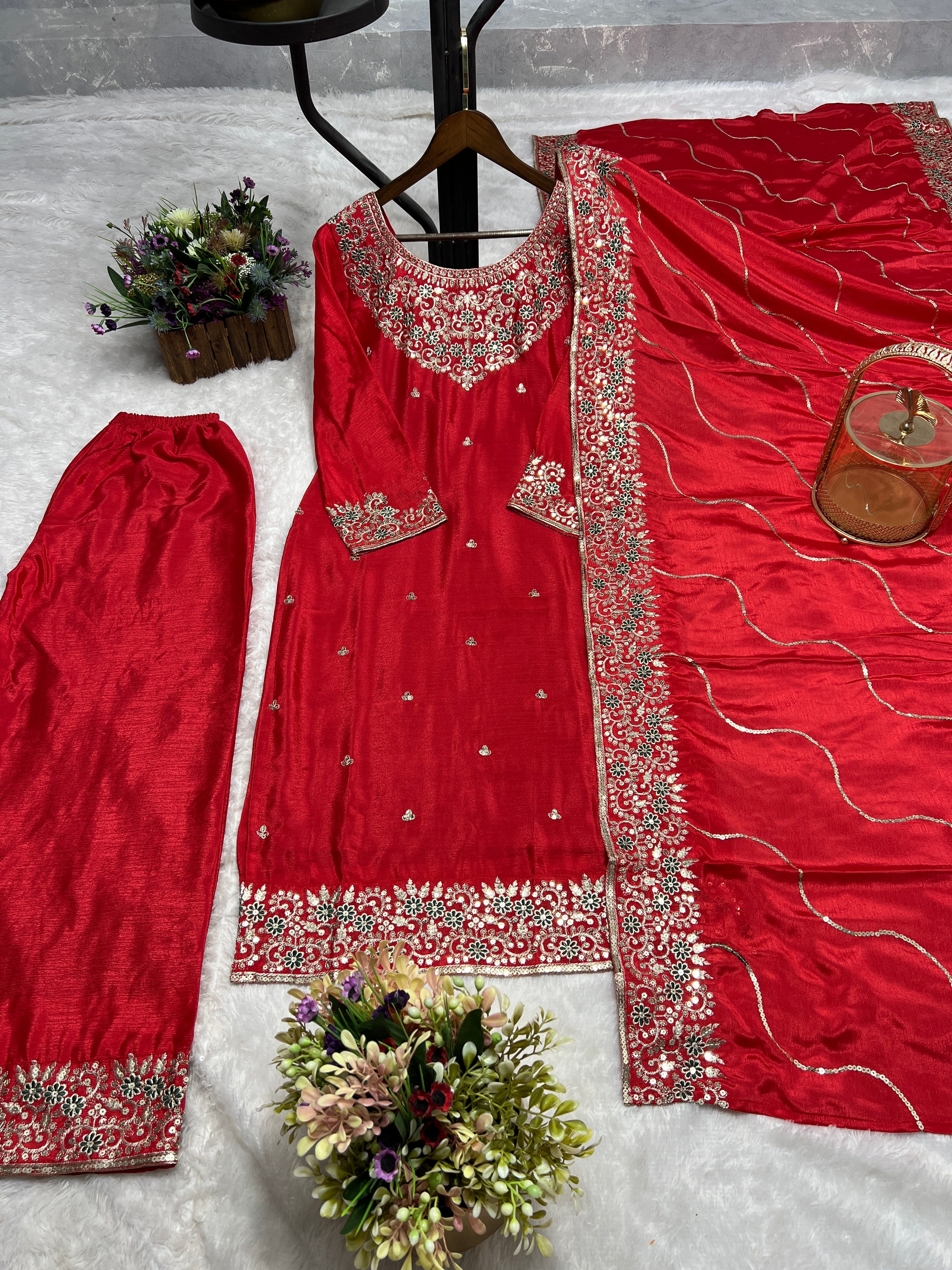 कढ़ाई के काम के साथ पार्टी वियर खूबसूरत कुर्ती पेंट और दुपट्टा