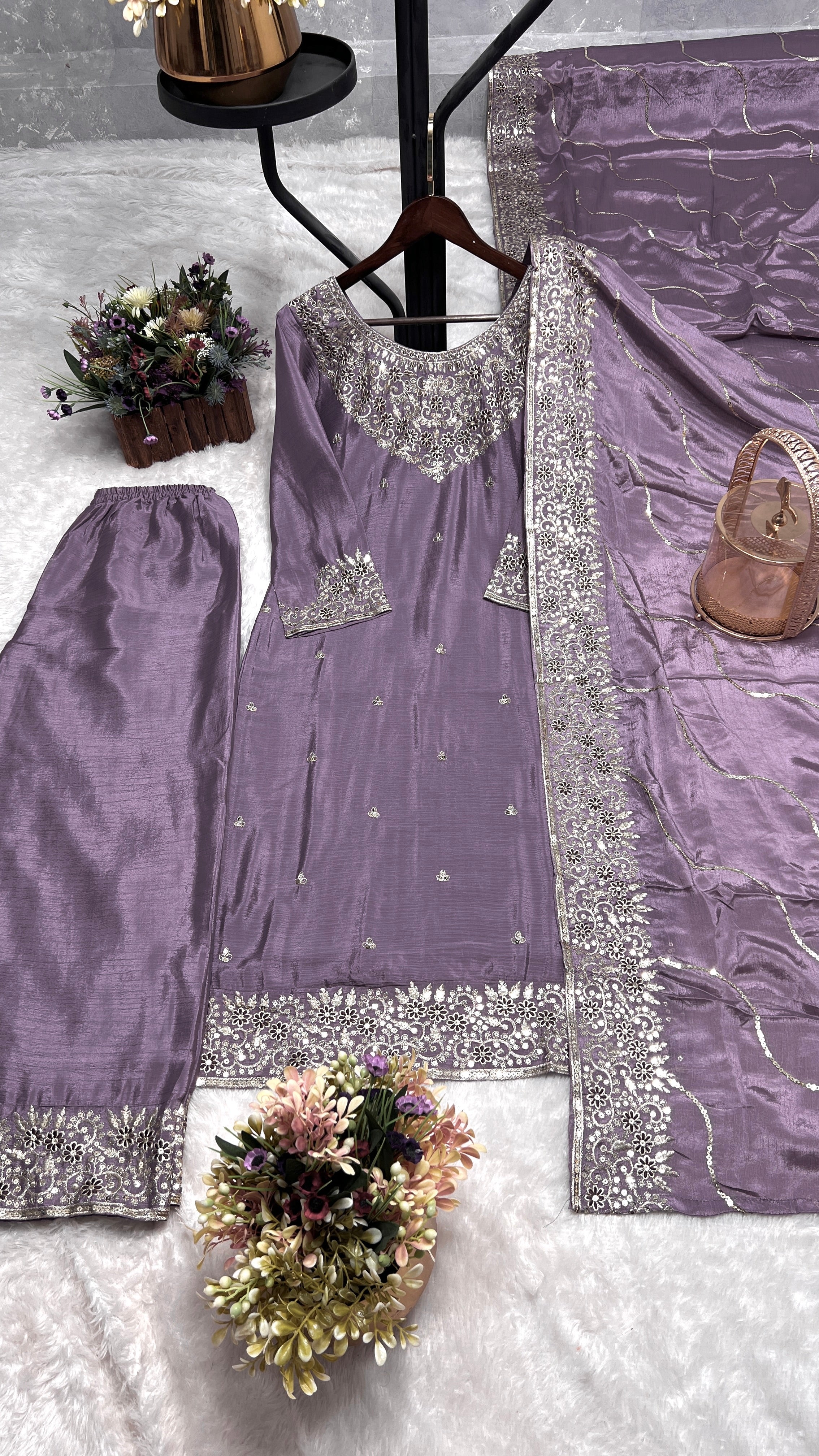 कढ़ाई के काम के साथ पार्टी वियर खूबसूरत कुर्ती पेंट और दुपट्टा