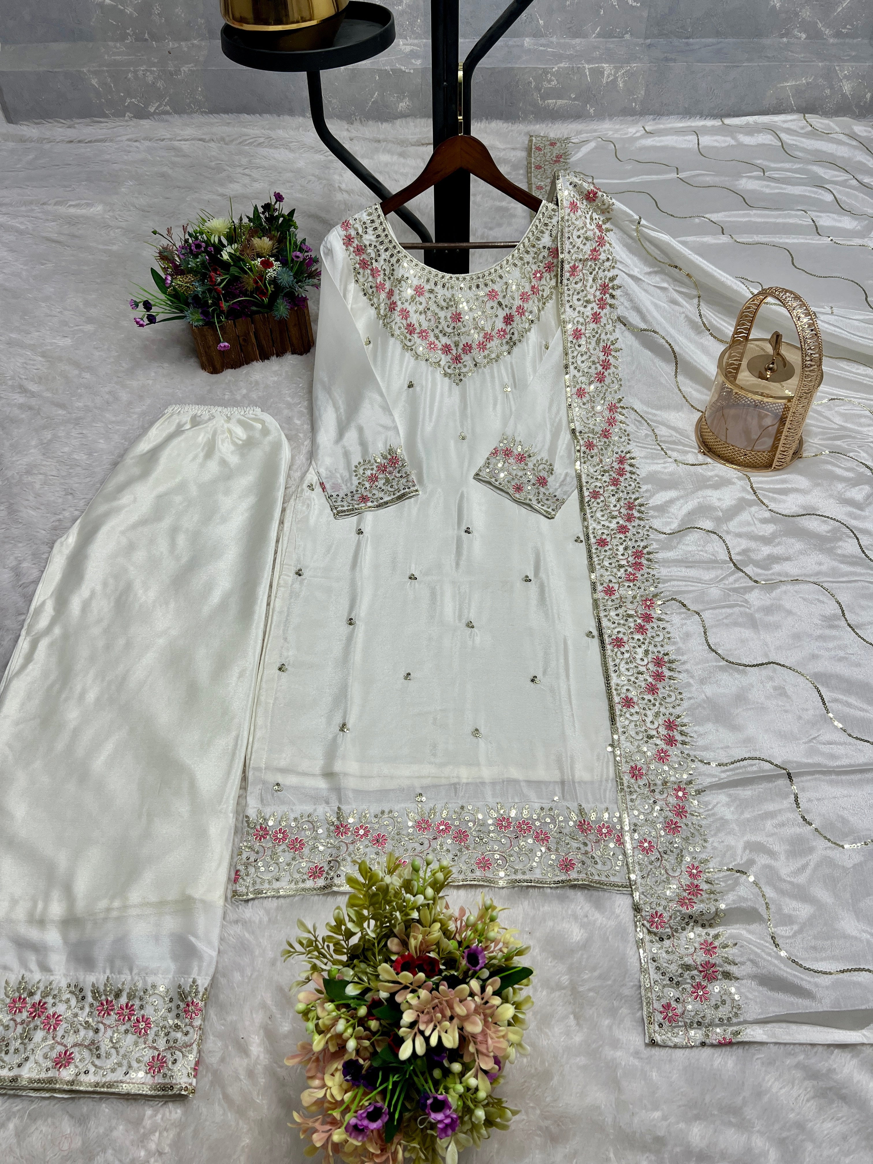 कढ़ाई के काम के साथ पार्टी वियर खूबसूरत कुर्ती पेंट और दुपट्टा