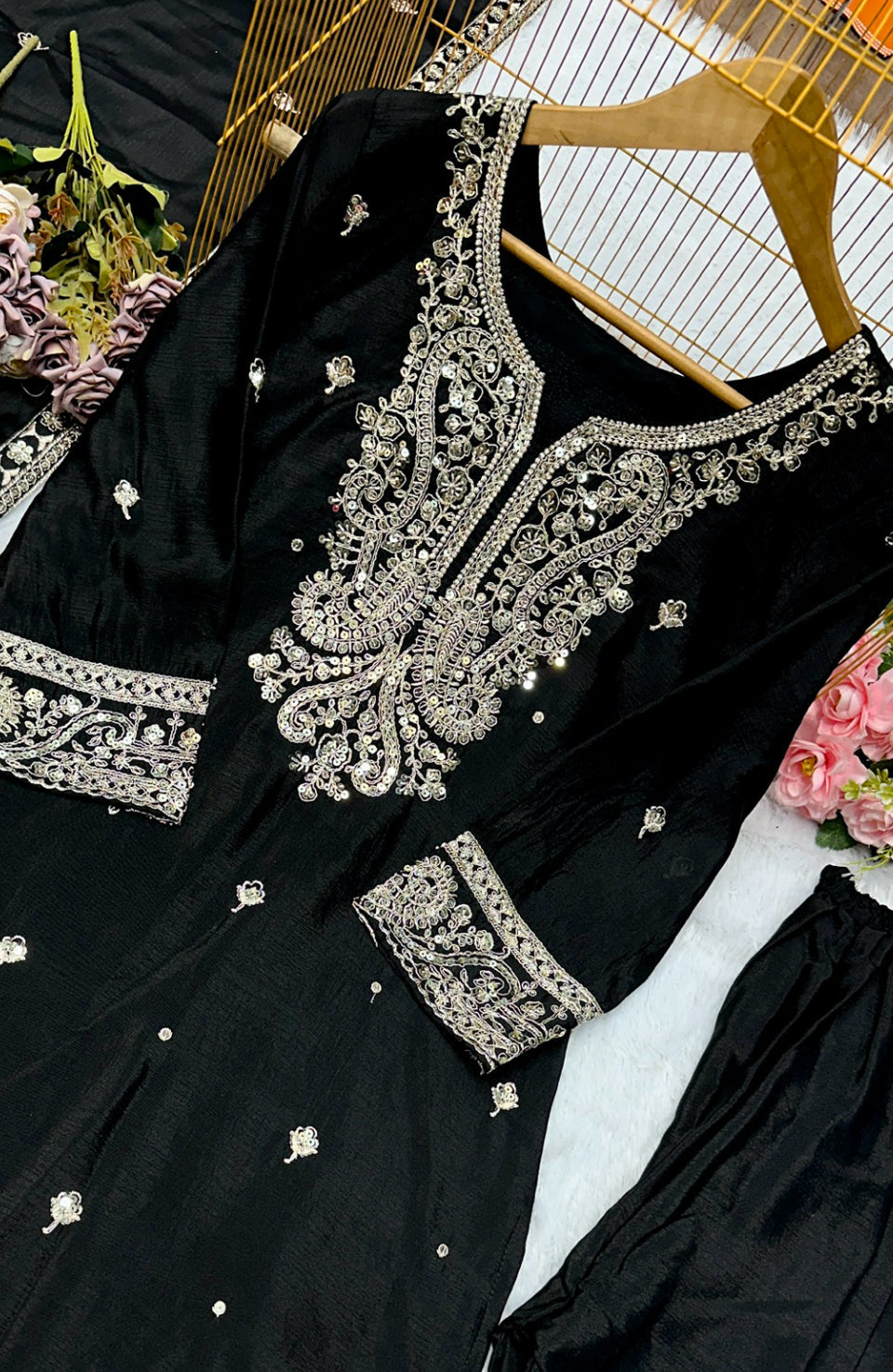 कढ़ाई वर्क के साथ पार्टी वियर टॉप सरारा और दुपट्टा