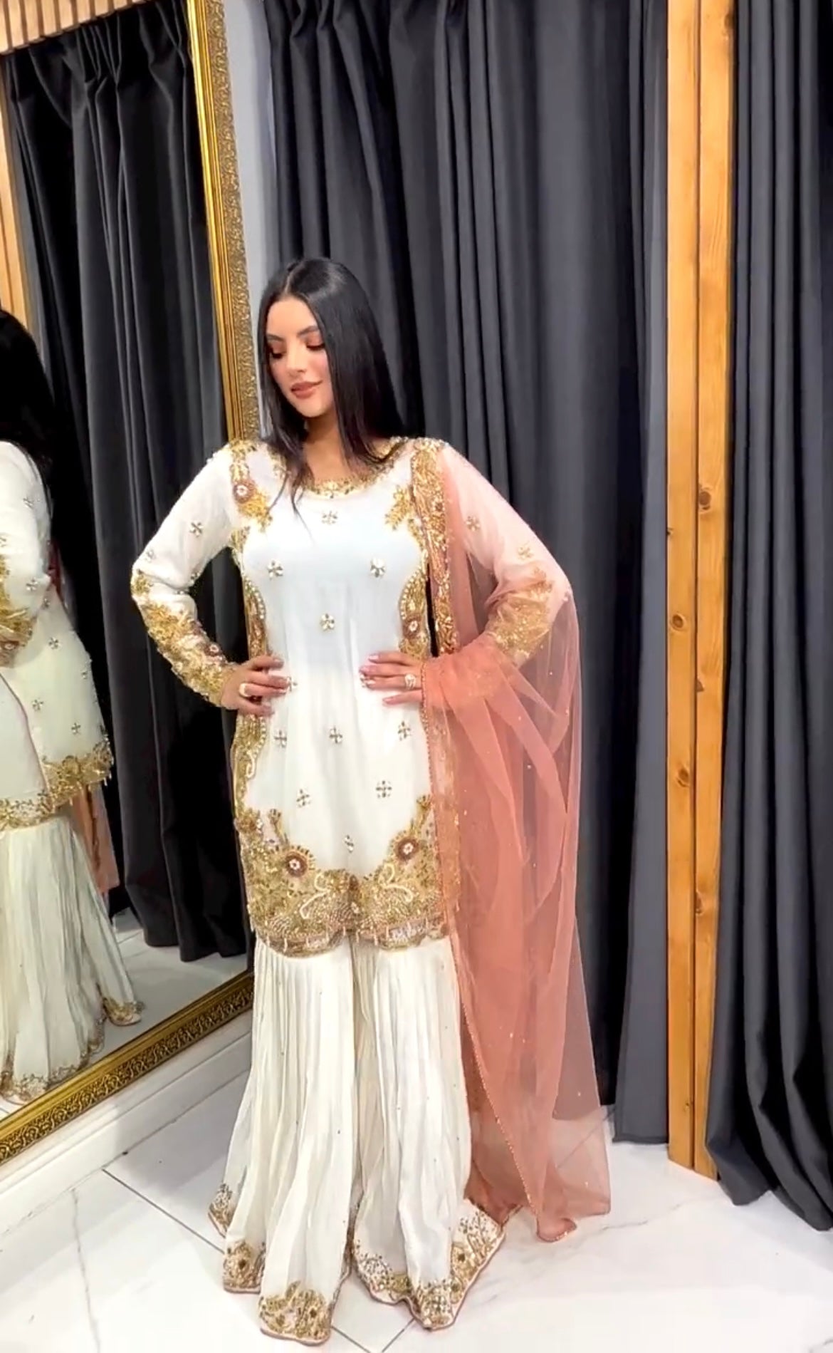 कढ़ाई के काम के साथ पार्टी वियर शरारा टॉप और दुपट्टा