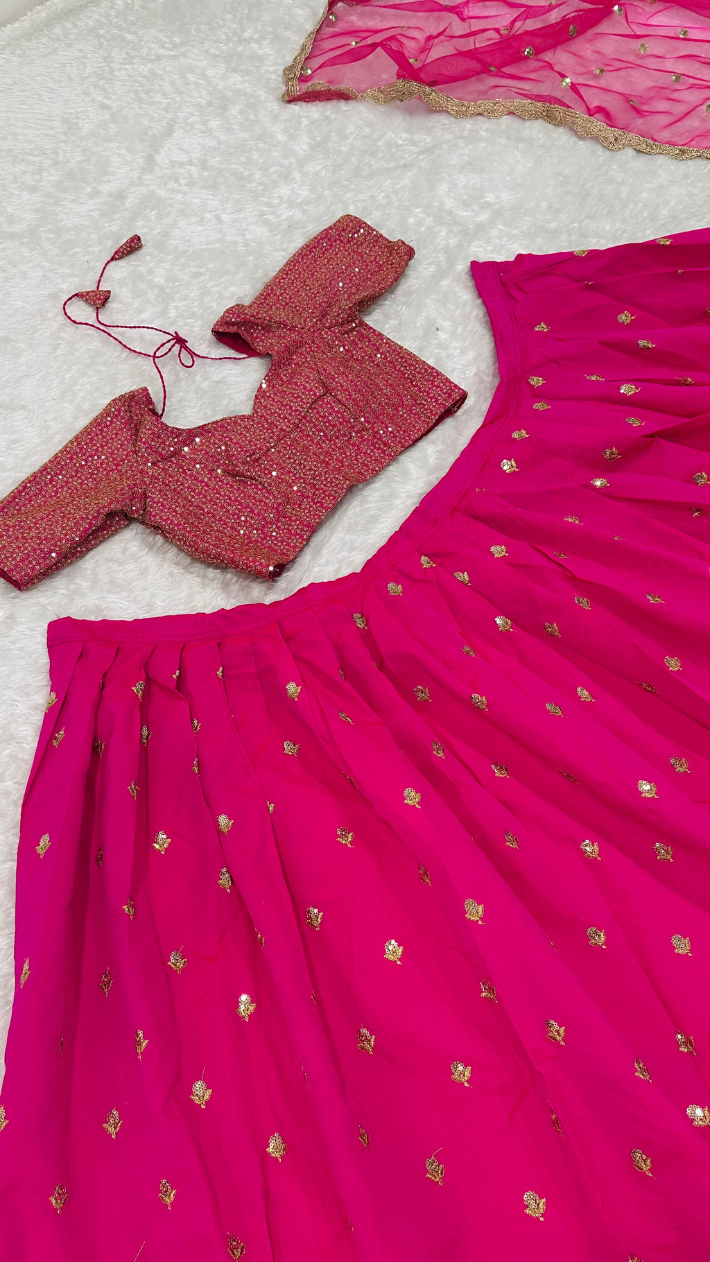 सीक्वेंस और ज़री वर्क के साथ डिज़ाइनर पार्टी वियर लहंगा चोली