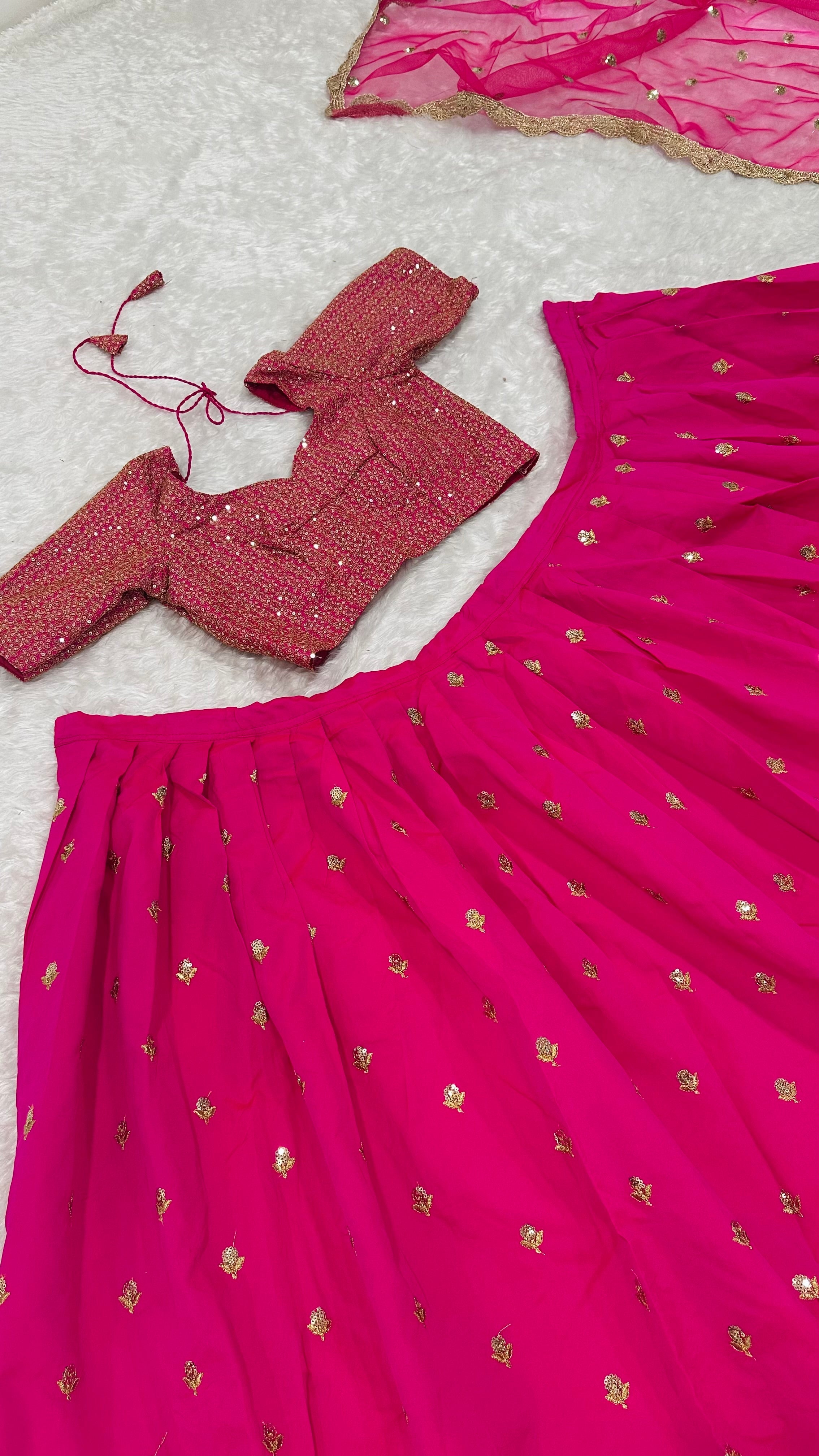 सीक्वेंस और ज़री वर्क के साथ डिज़ाइनर पार्टी वियर लहंगा चोली