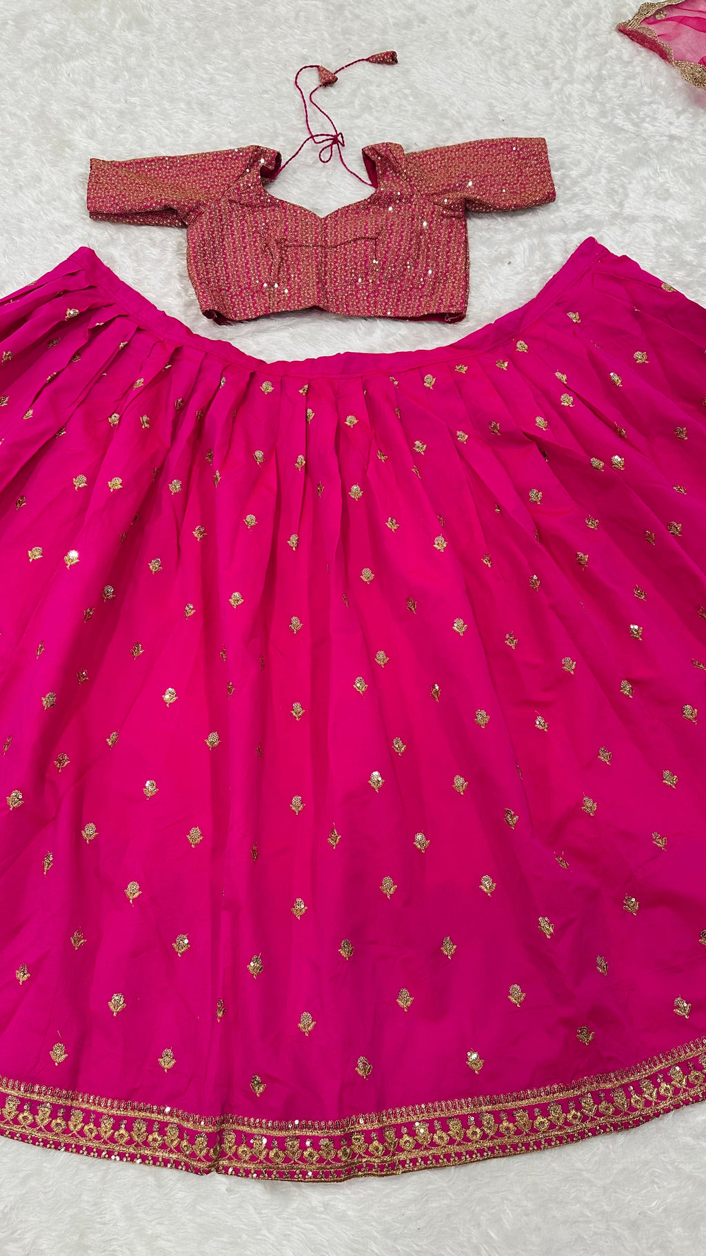 सीक्वेंस और ज़री वर्क के साथ डिज़ाइनर पार्टी वियर लहंगा चोली