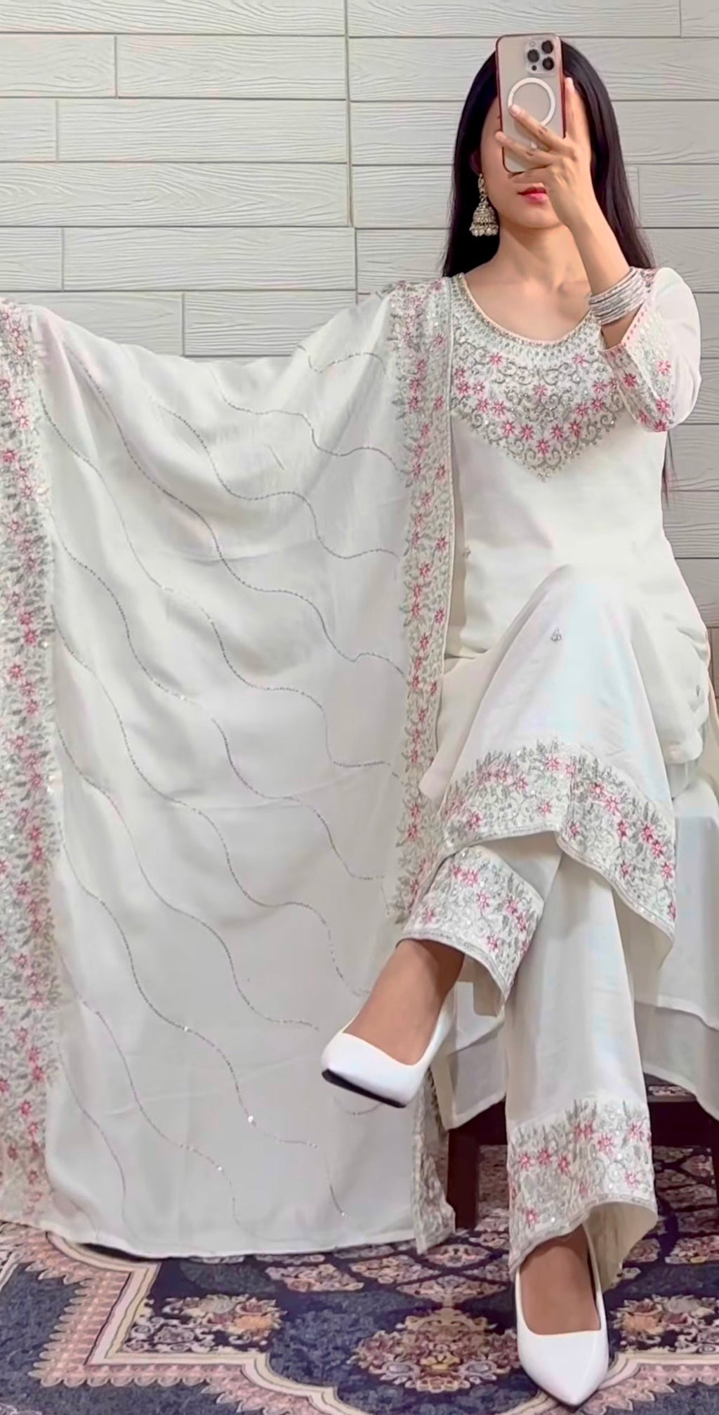 कढ़ाई के काम के साथ पार्टी वियर खूबसूरत कुर्ती पेंट और दुपट्टा