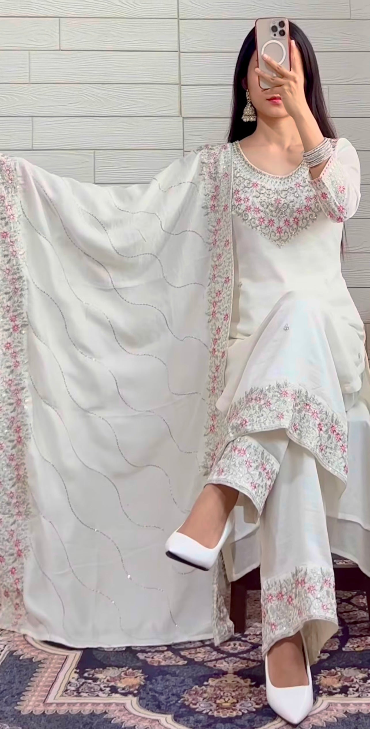 कढ़ाई के काम के साथ पार्टी वियर खूबसूरत कुर्ती पेंट और दुपट्टा